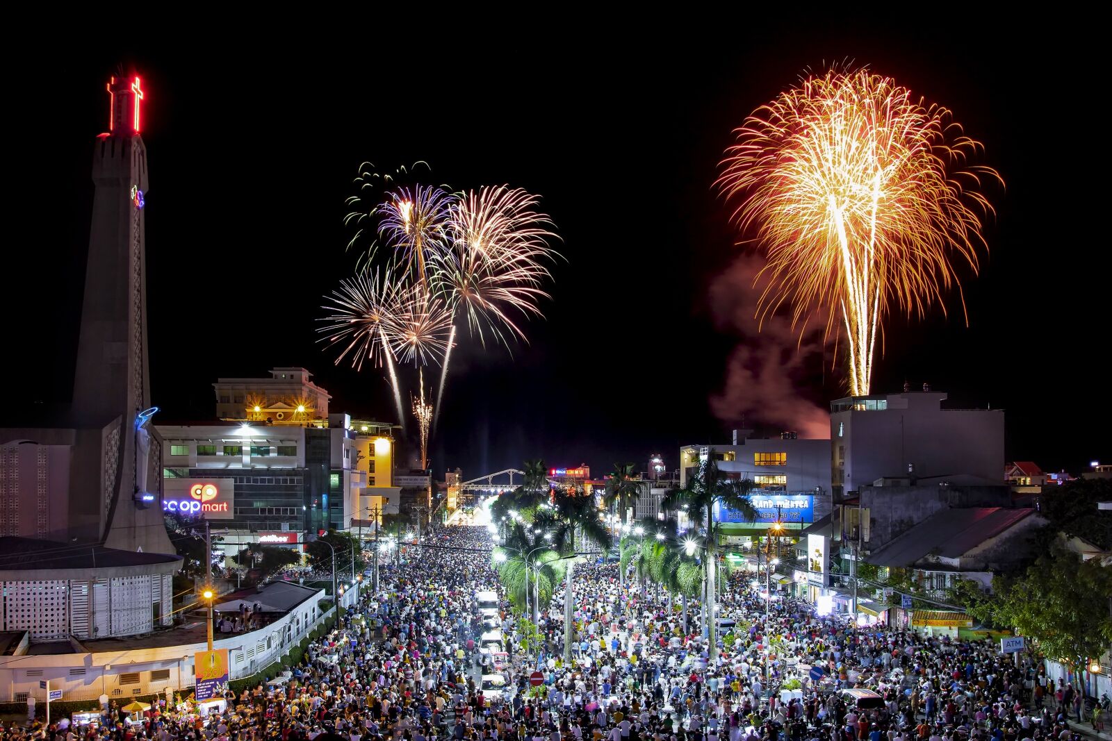 Tamron SP AF 17-50mm F2.8 XR Di II LD Aspherical (IF) sample photo. Fireworks, beacon, rocket photography
