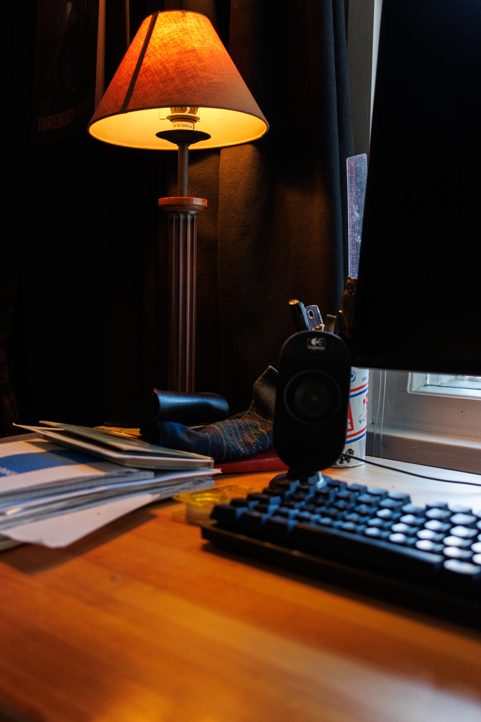 Canon EOS R7 sample photo. Desk light photography