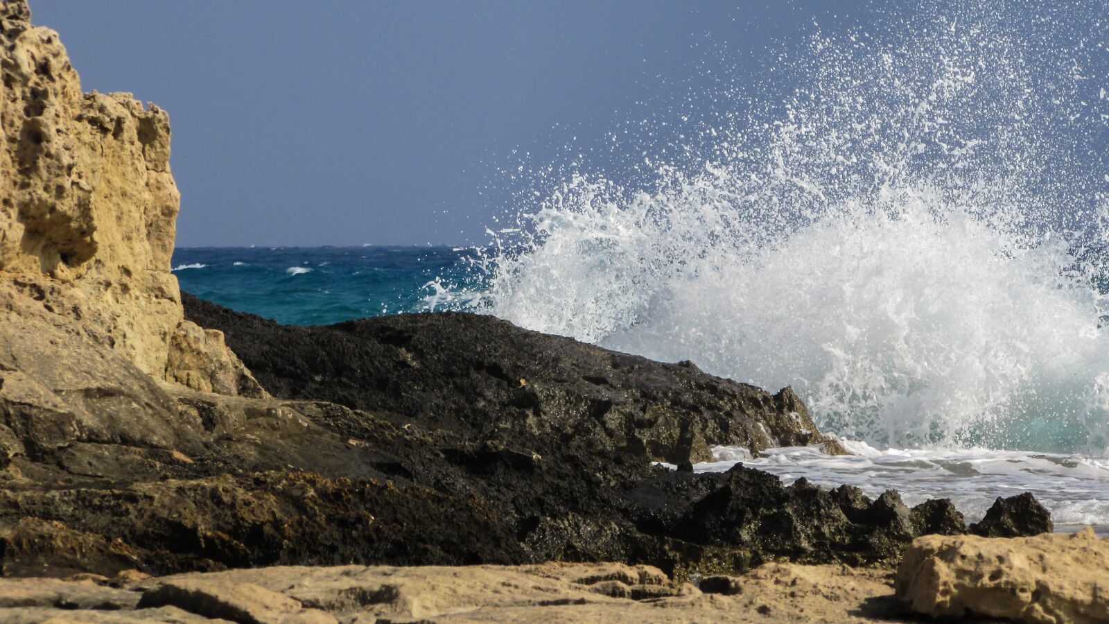 Canon PowerShot SX400 IS sample photo. Rock, wave, smashing photography
