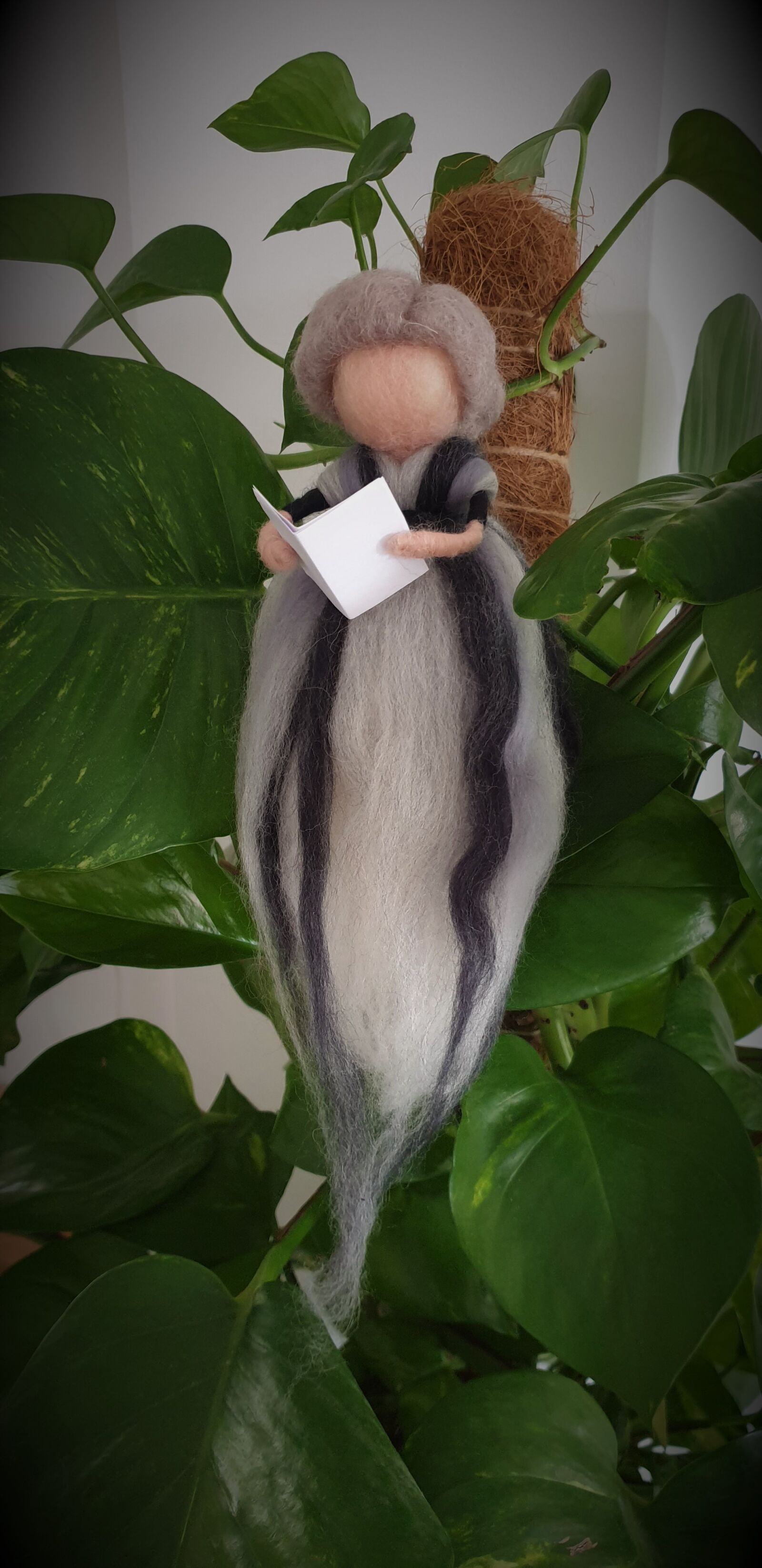 Samsung Galaxy S9 sample photo. Fairy, read, book photography