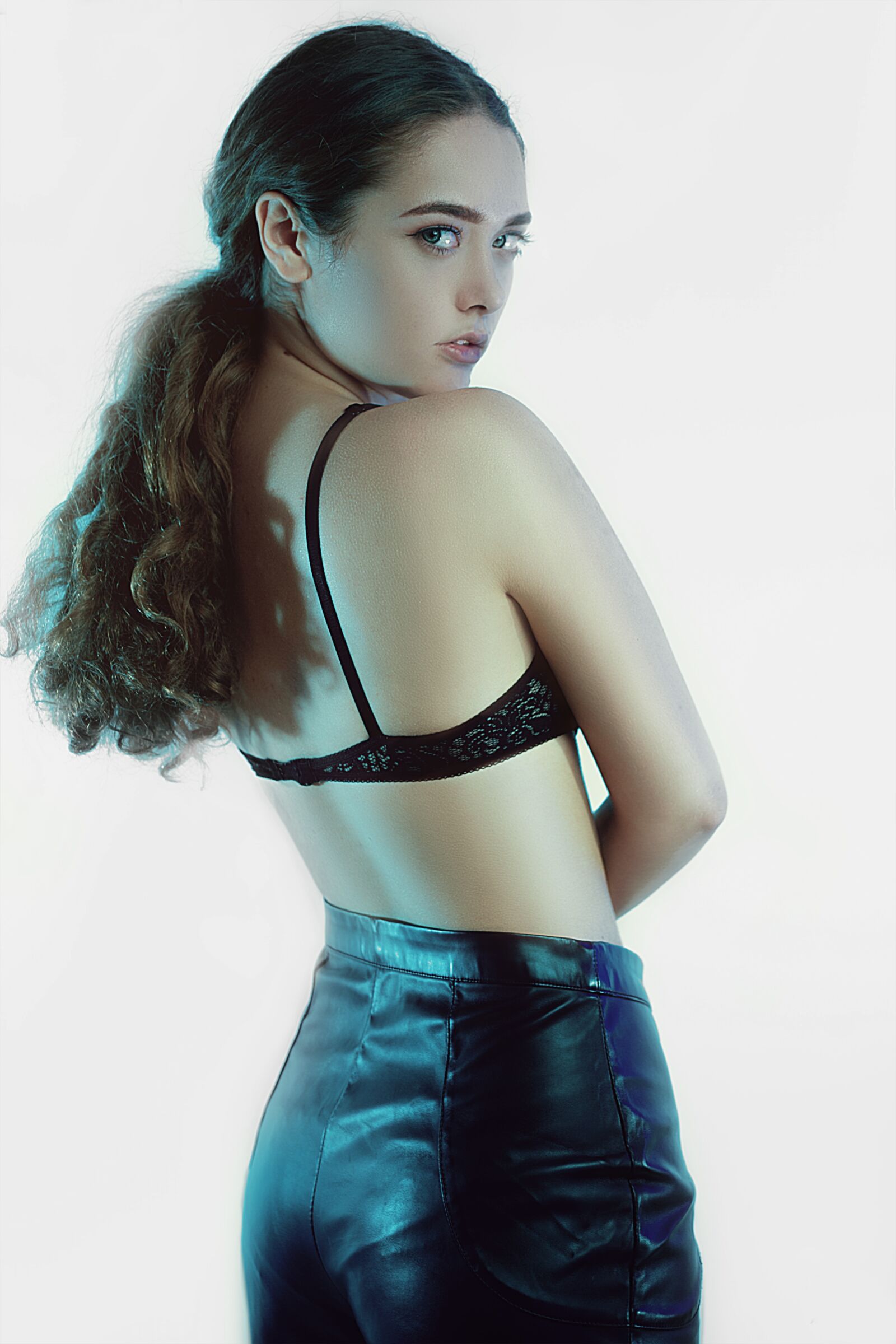 Canon EOS 5D Mark III sample photo. Girl from behind, girl photography