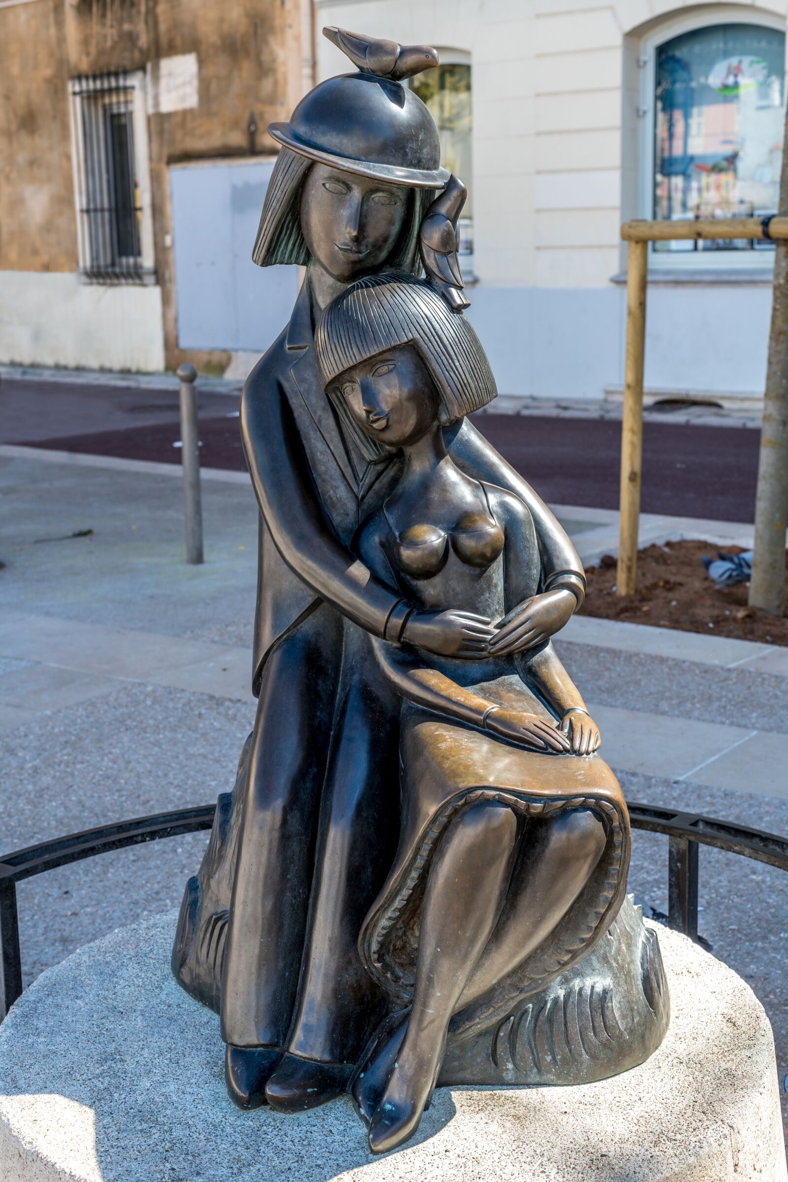 ZEISS Milvus 50mm F1.4 sample photo. Statue, loving, sculpture photography