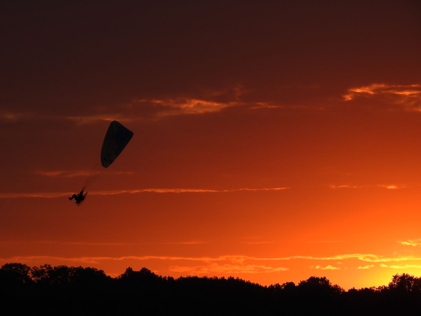 Nikon Coolpix P900 sample photo. Hang glider, paraglider, flight photography