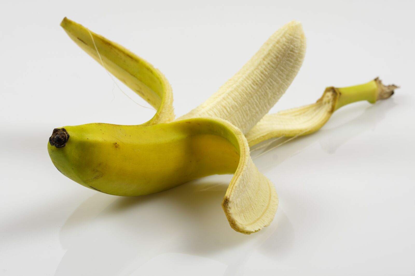 Fujifilm X-T2 + Fujifilm XF 80mm F2.8 R LM OIS WR Macro sample photo. Banana, shell, banana peel photography