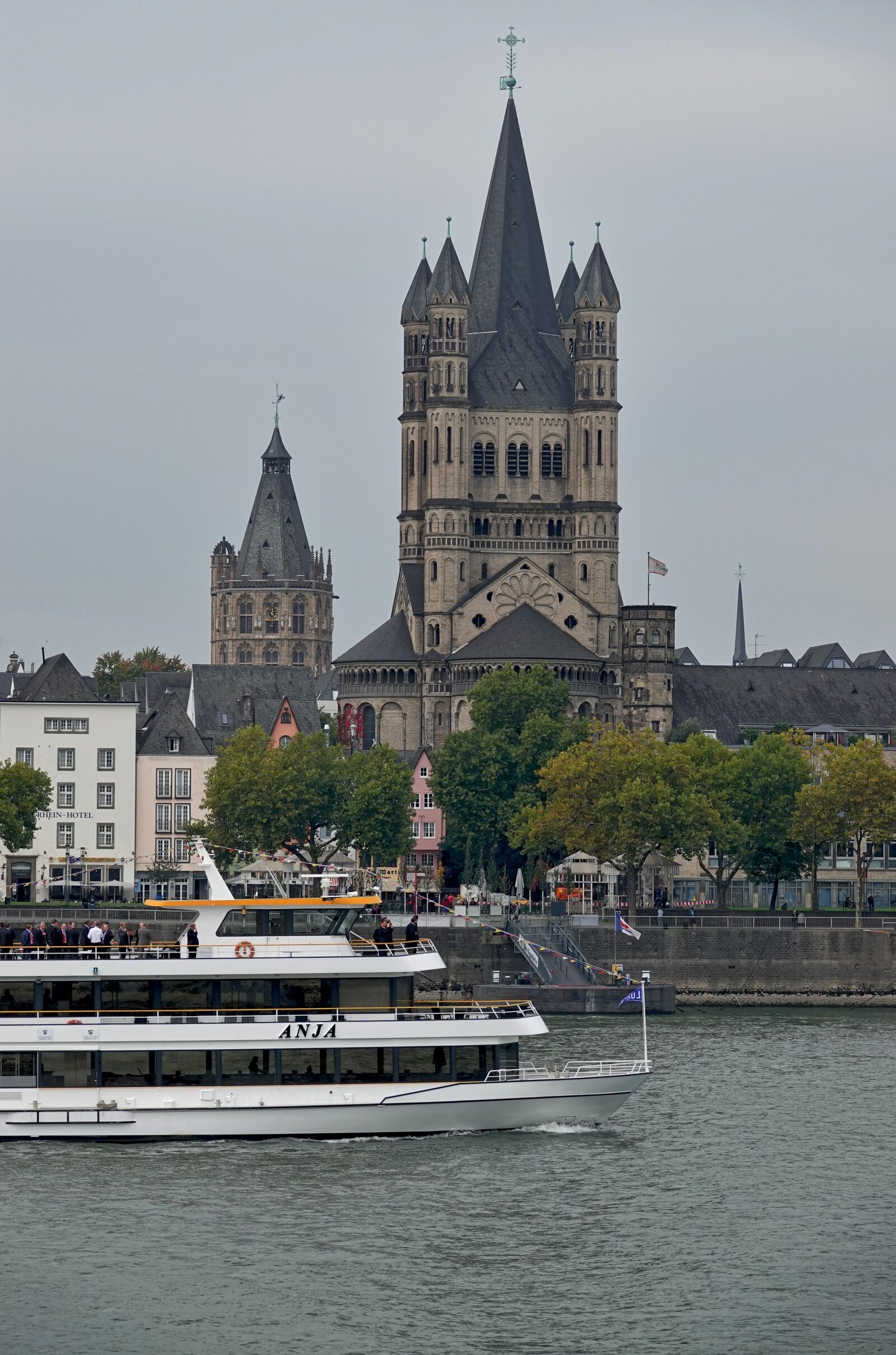 Sony Cyber-shot DSC-RX10 IV sample photo. Cologne, historic center, rhine photography