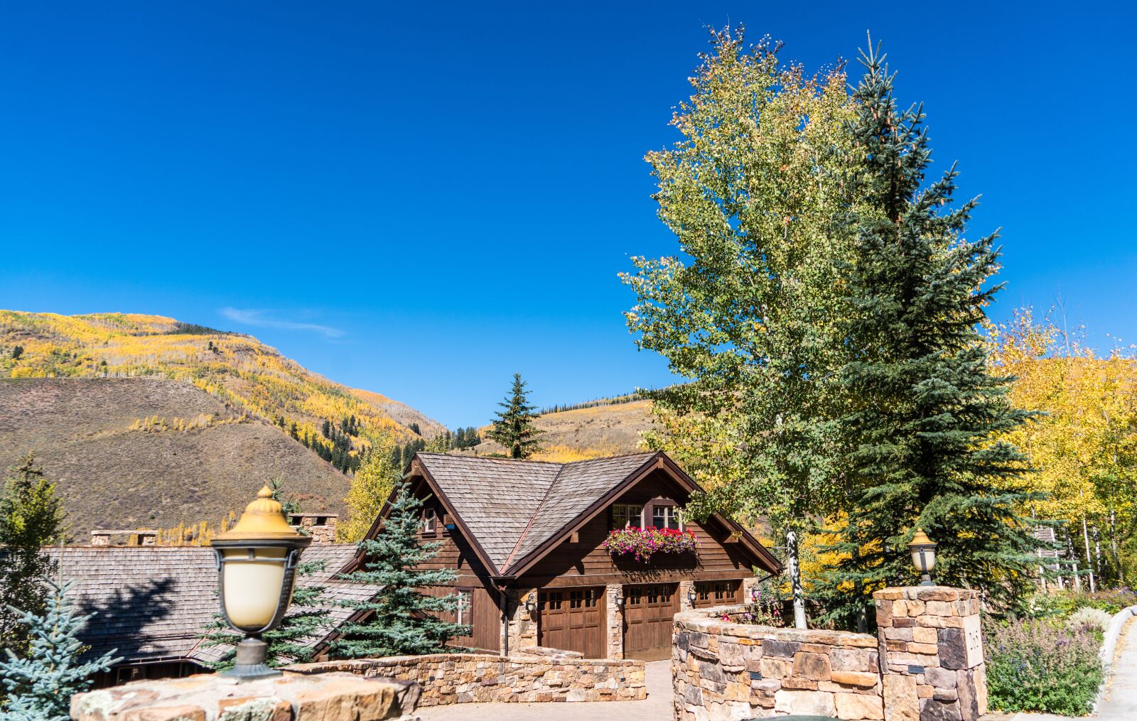 Sony a7R II + Sony FE 24-240mm F3.5-6.3 OSS sample photo. Vail, colorado, mountains photography