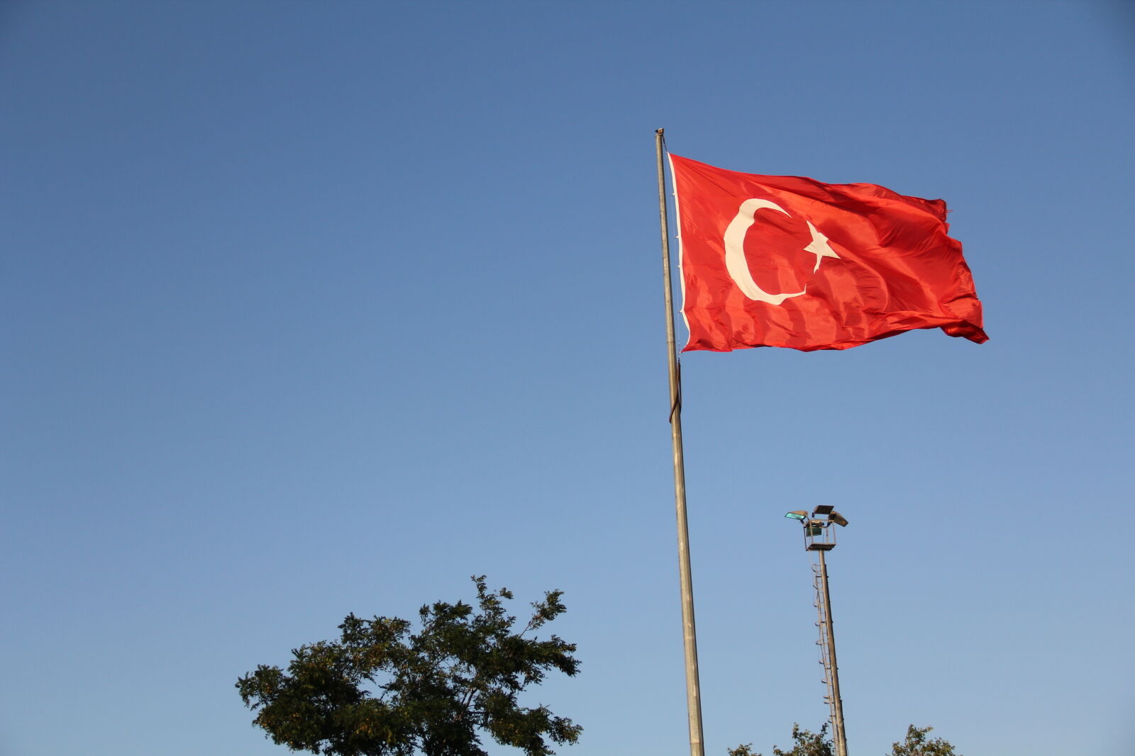 Canon EF-S 18-135mm F3.5-5.6 IS sample photo. Flag, gezi, parki, red photography