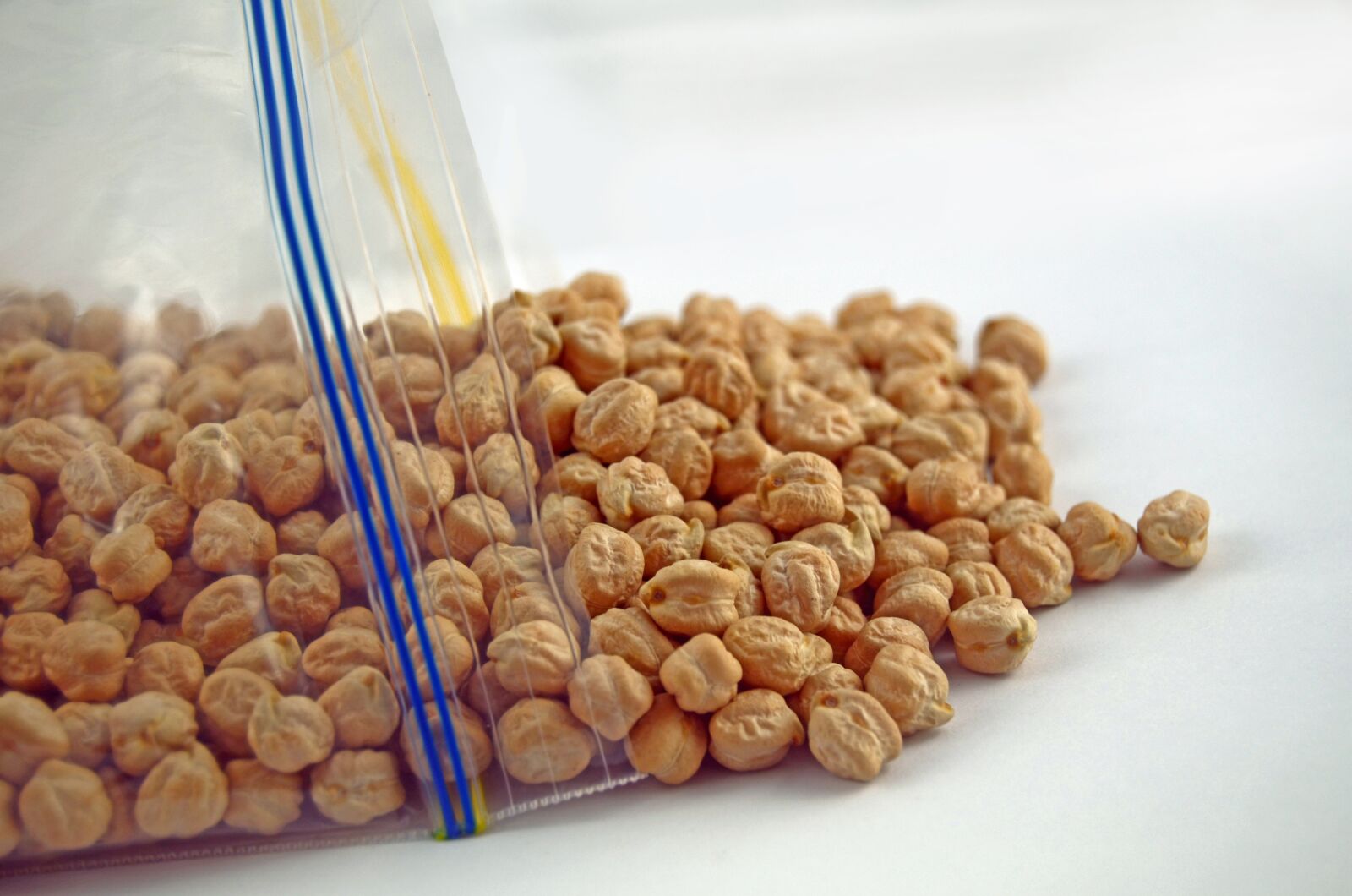 Nikon D7000 sample photo. Chickpeas, grain, hummus photography