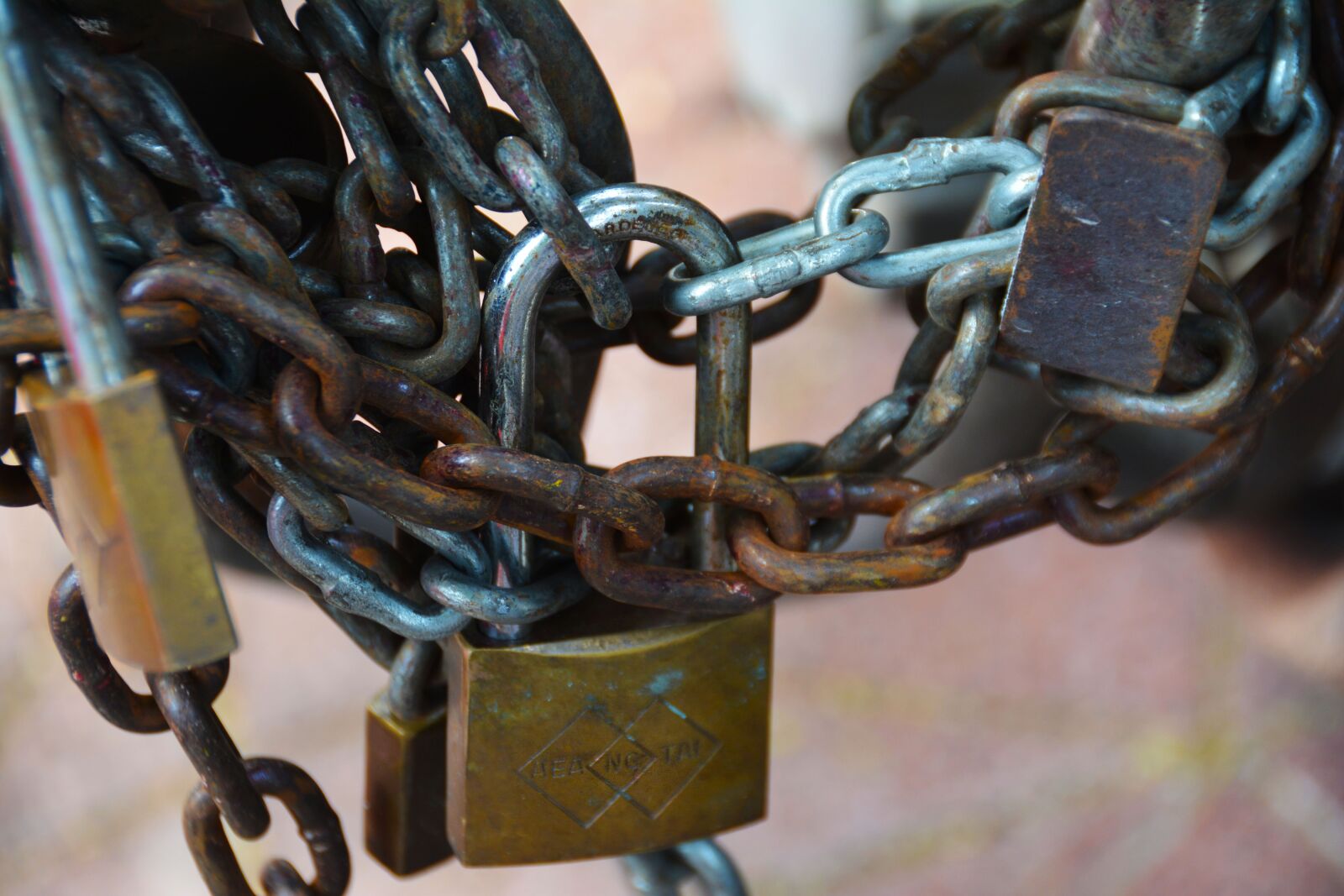 Nikon D5200 sample photo. Chains, lock, shackle photography
