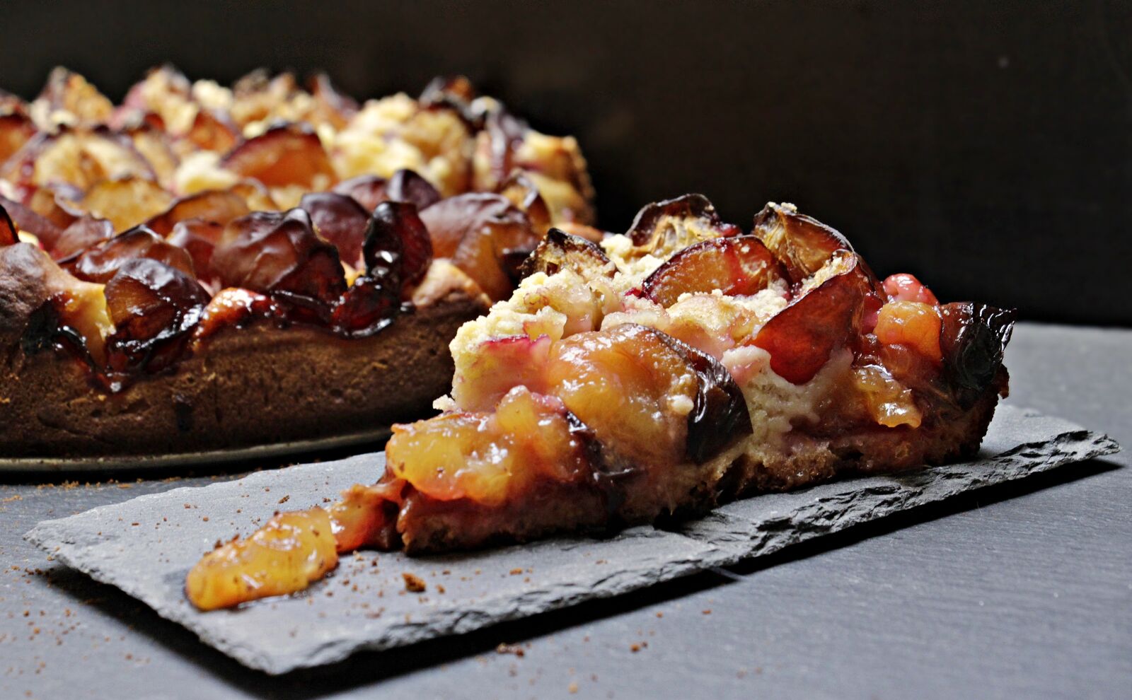 Canon EOS 100D (EOS Rebel SL1 / EOS Kiss X7) sample photo. Plum cake, plums, streusel photography