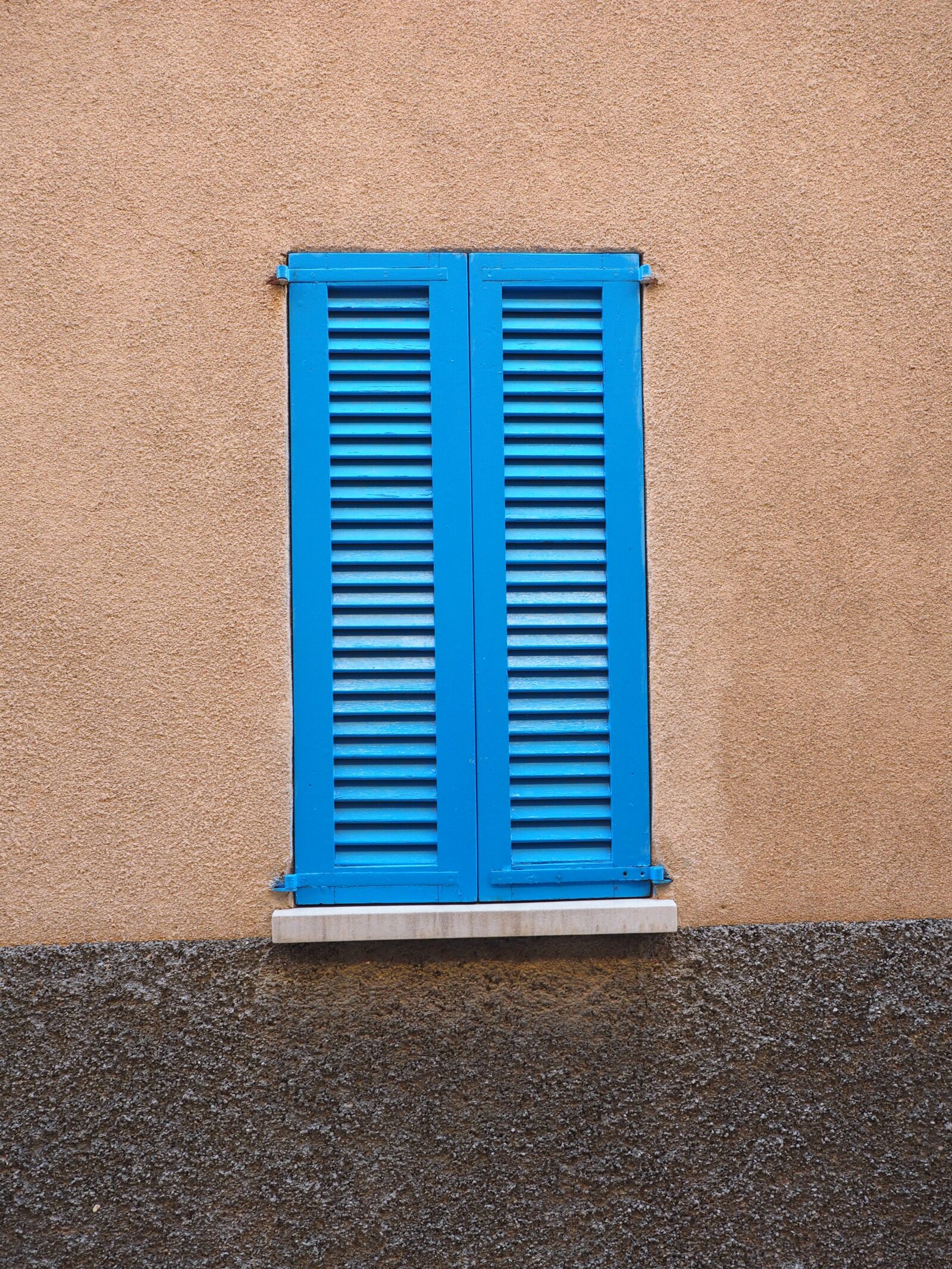 Olympus OM-D E-M1 + Olympus M.Zuiko Digital ED 12-40mm F2.8 Pro sample photo. Shutter, blue, house photography