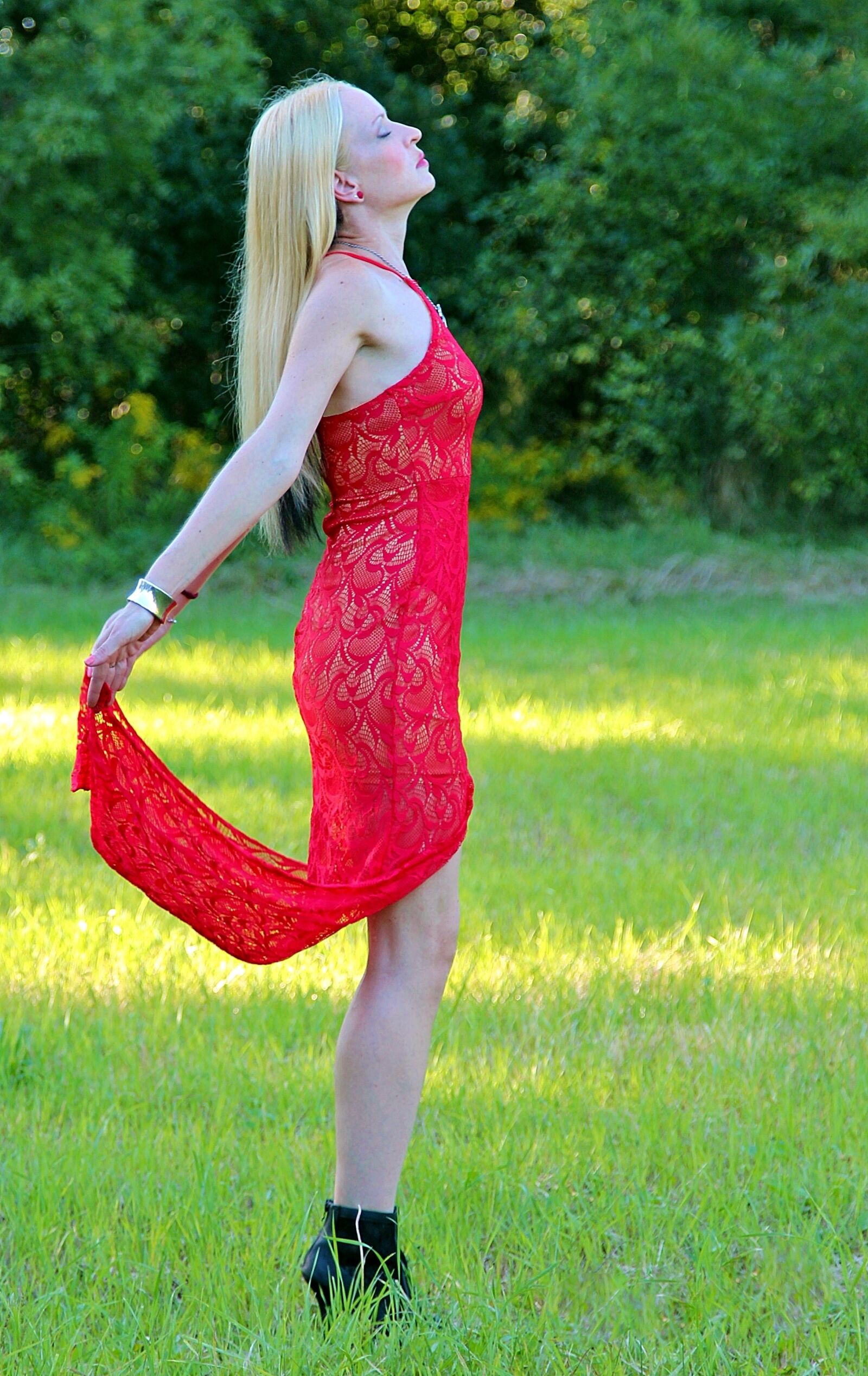 Canon EOS 600D (Rebel EOS T3i / EOS Kiss X5) sample photo. Woman, blonde, red dress photography
