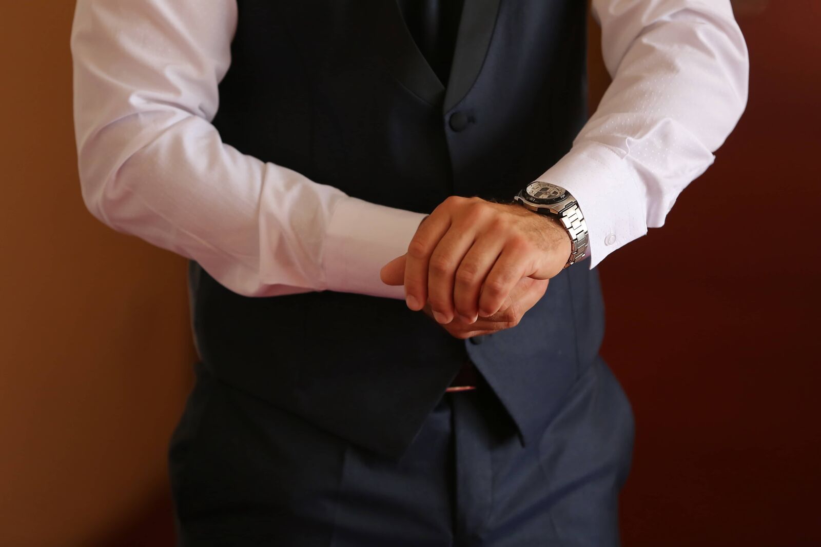 Canon EF 70-200mm F2.8L IS II USM sample photo. Wristwatch, businessman, suit, tie photography
