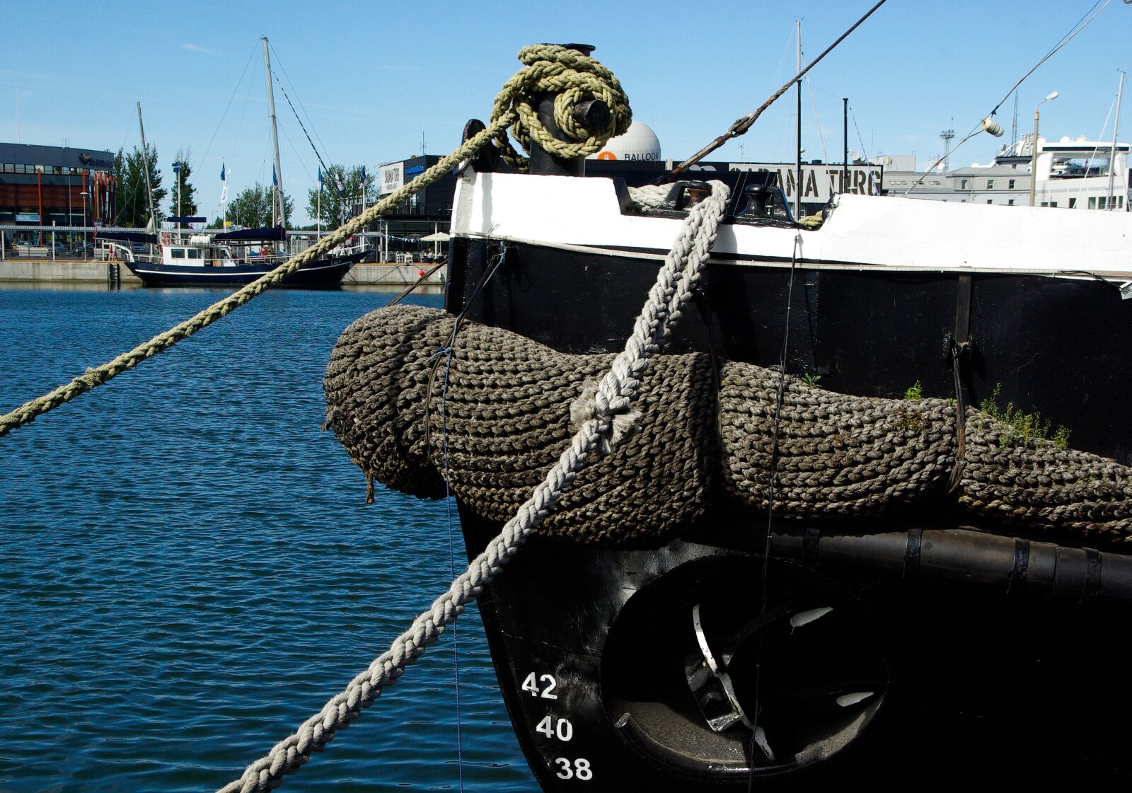 Pentax K10D sample photo. Port, boats, ropes photography