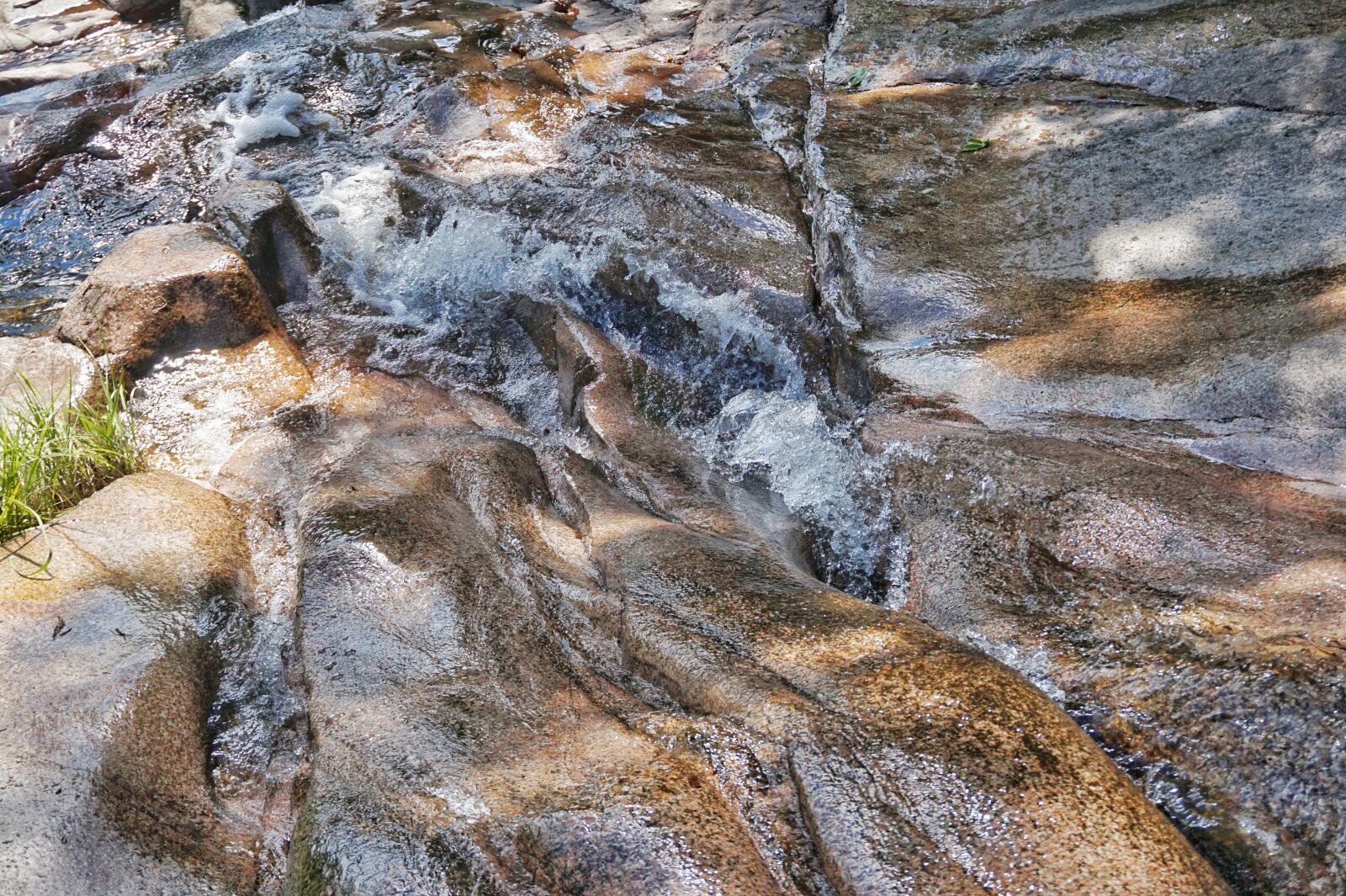 Sony Alpha a5000 (ILCE 5000) sample photo. The creek, rock, streams photography
