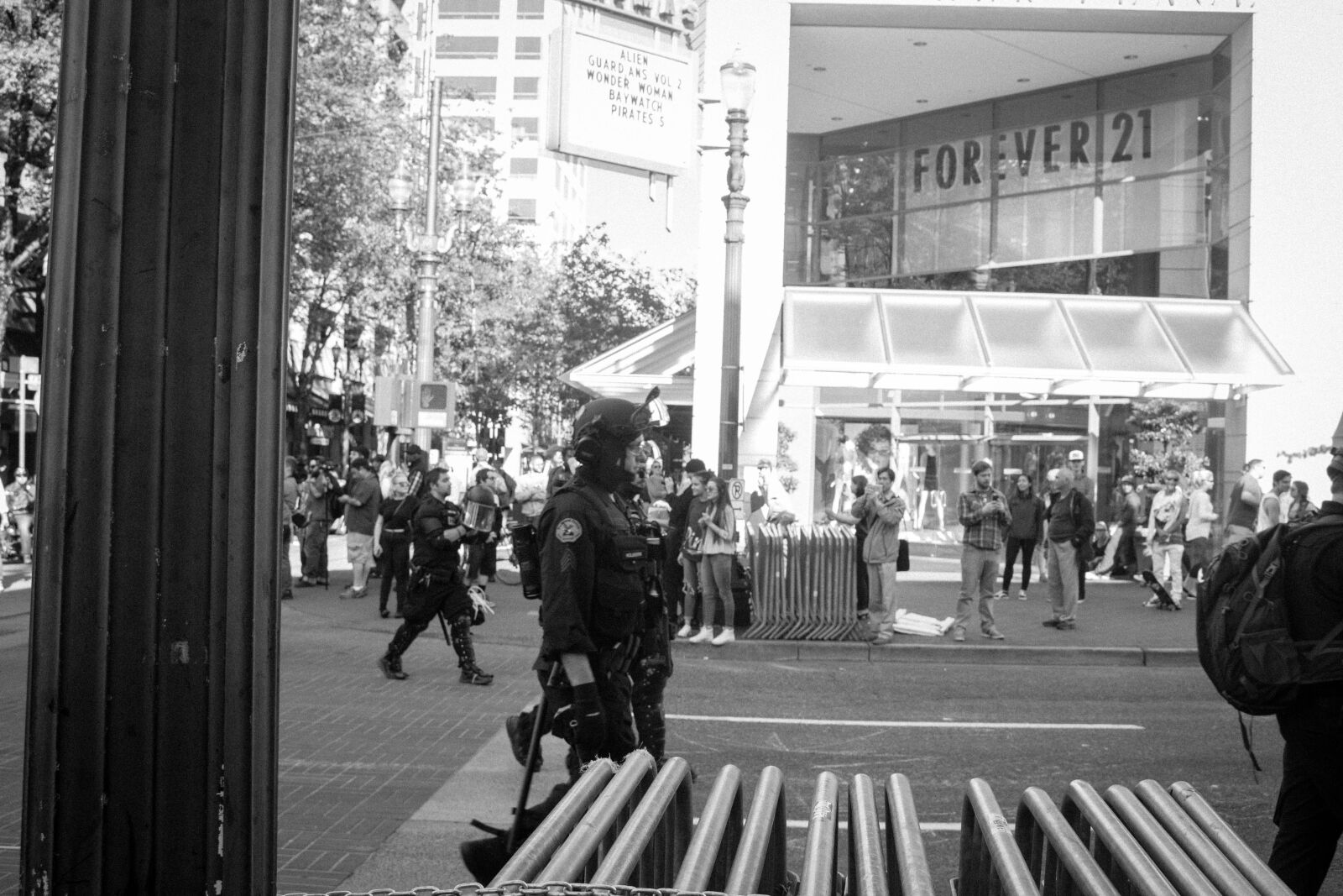 Canon EOS 700D (EOS Rebel T5i / EOS Kiss X7i) sample photo. Crowd, control, police, police photography