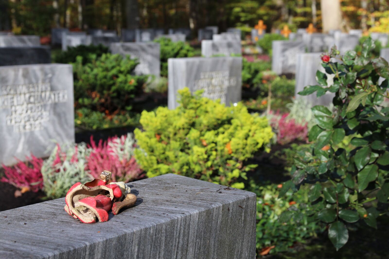 Canon EOS 600D (Rebel EOS T3i / EOS Kiss X5) sample photo. Mourning, grey, cemetery photography
