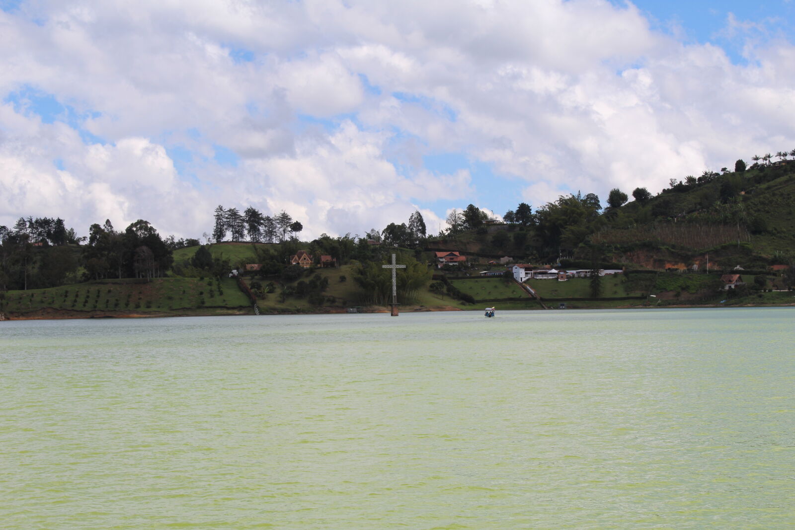 Canon EOS 1300D (EOS Rebel T6 / EOS Kiss X80) sample photo. Blue, sky, cross, guatape photography