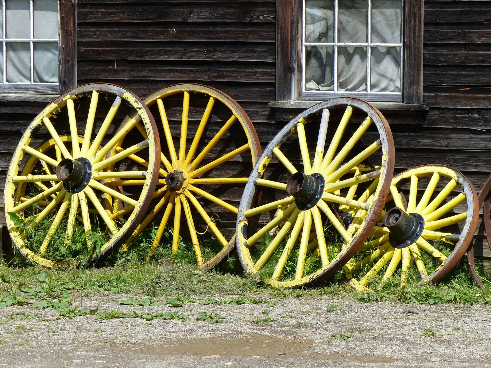 Panasonic Lumix DMC-FZ200 sample photo. Wagon wheels, wooden, yellow photography