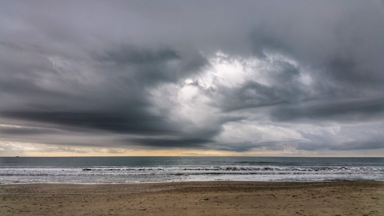 Samsung Galaxy Note4 sample photo. Beach, sand, clouds photography