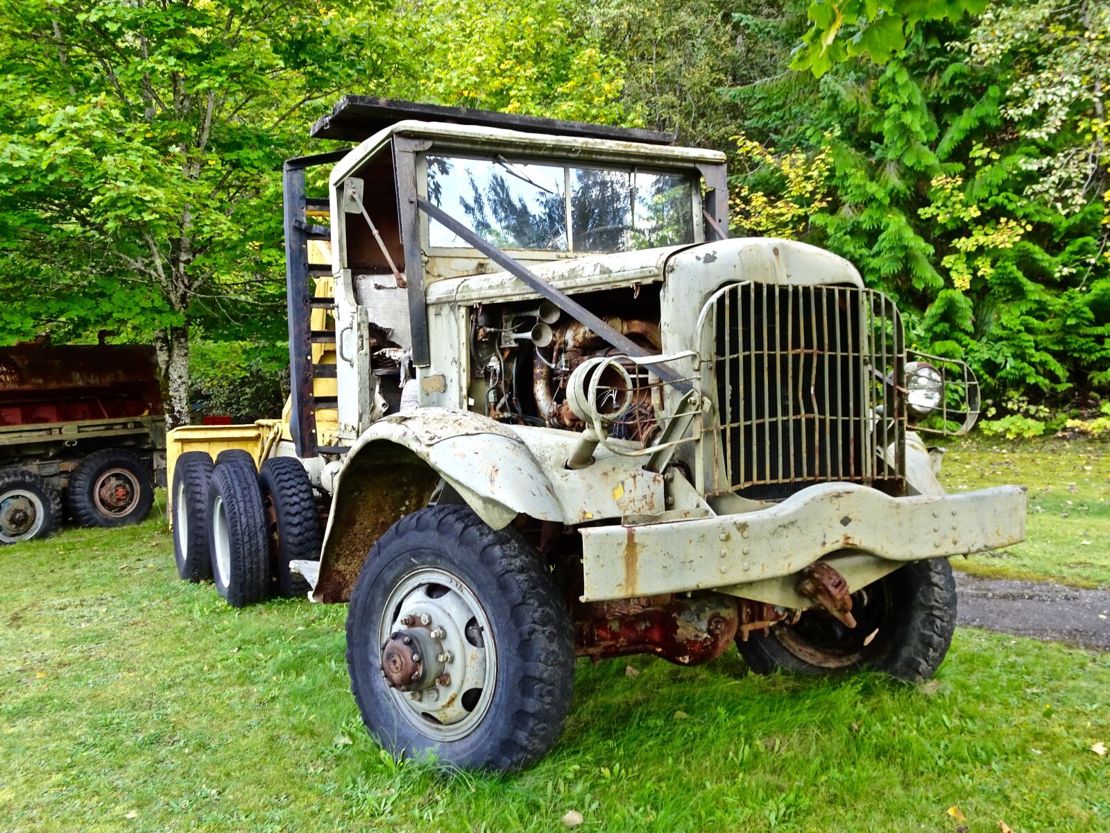 Sony Cyber-shot DSC-HX90V sample photo. Truck, engine, machinery photography