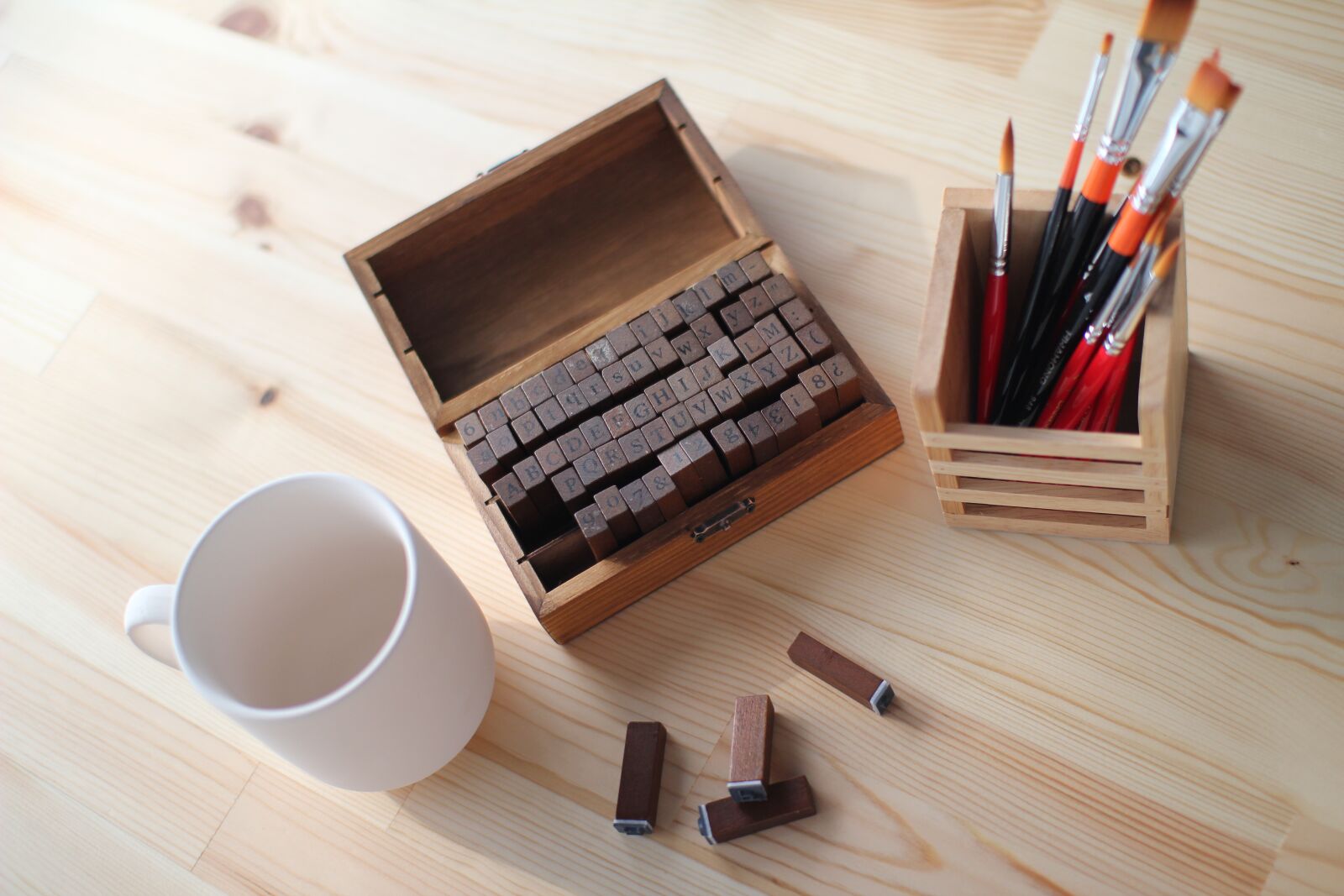 Canon EOS 600D (Rebel EOS T3i / EOS Kiss X5) sample photo. Desk, seal, pencil arrangement photography