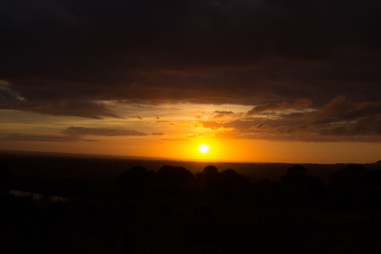 Canon EOS 1200D (EOS Rebel T5 / EOS Kiss X70 / EOS Hi) sample photo. Silhouette, landscape, against, dramatic photography