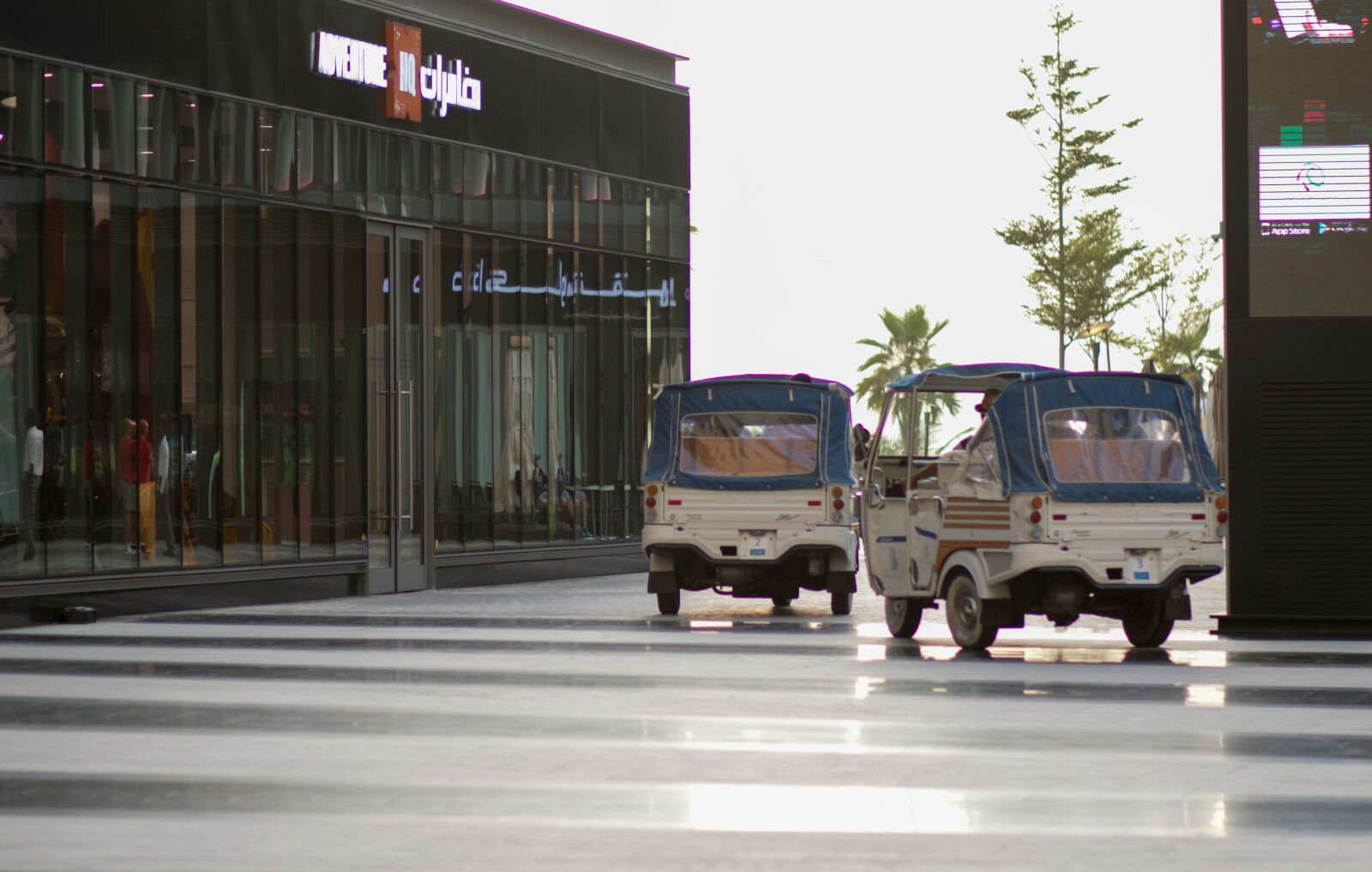 Canon EF 85mm F1.8 USM sample photo. Dubai, street, car, city photography