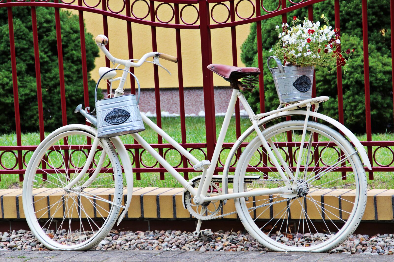 Canon EOS 600D (Rebel EOS T3i / EOS Kiss X5) sample photo. Bike, flowers, pot photography