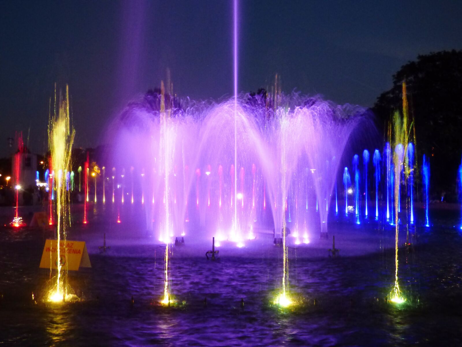Panasonic DMC-FZ72 sample photo. Fountain, water, light photography