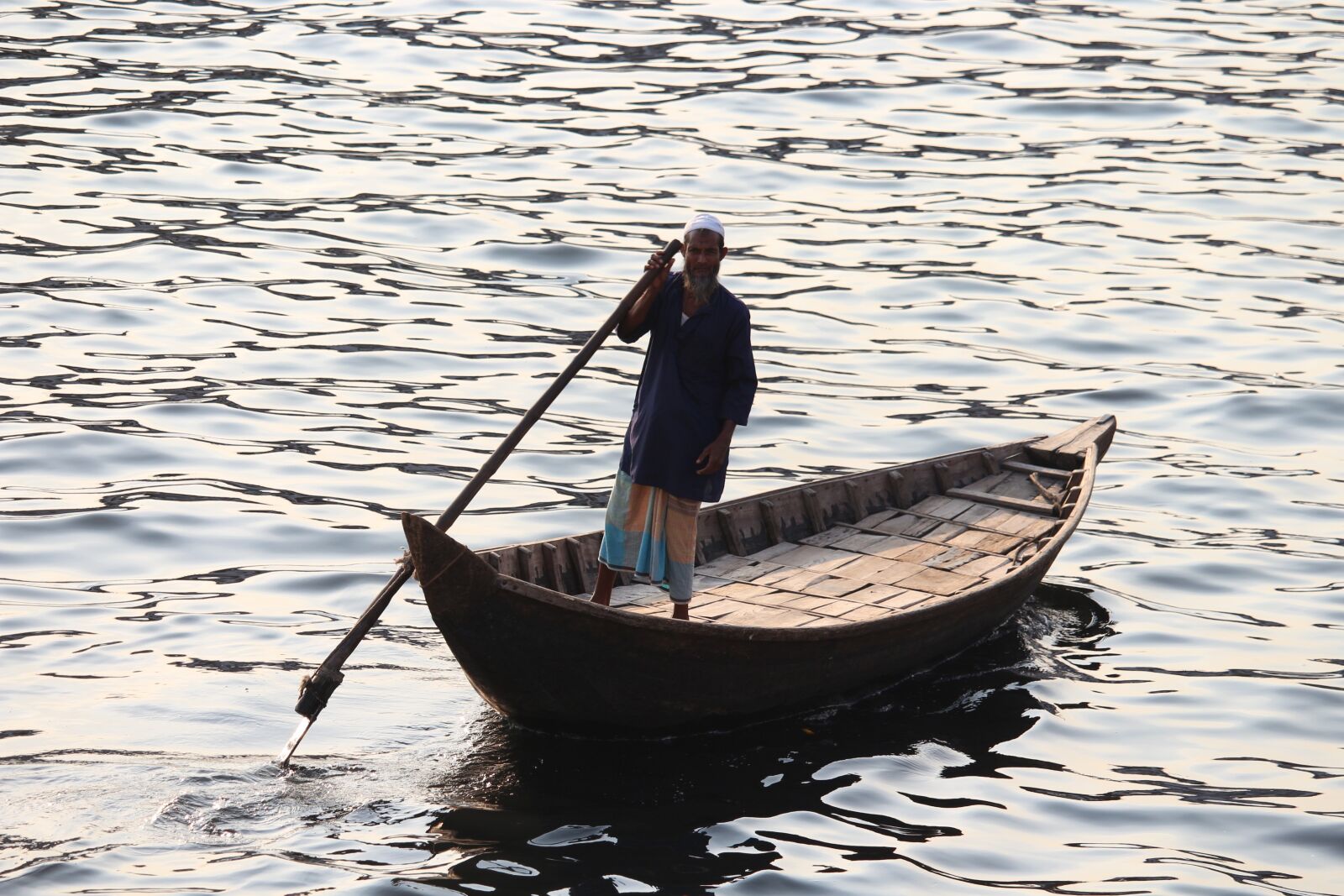 Canon EF-S 55-250mm F4-5.6 IS STM sample photo. Water man, river, boats photography