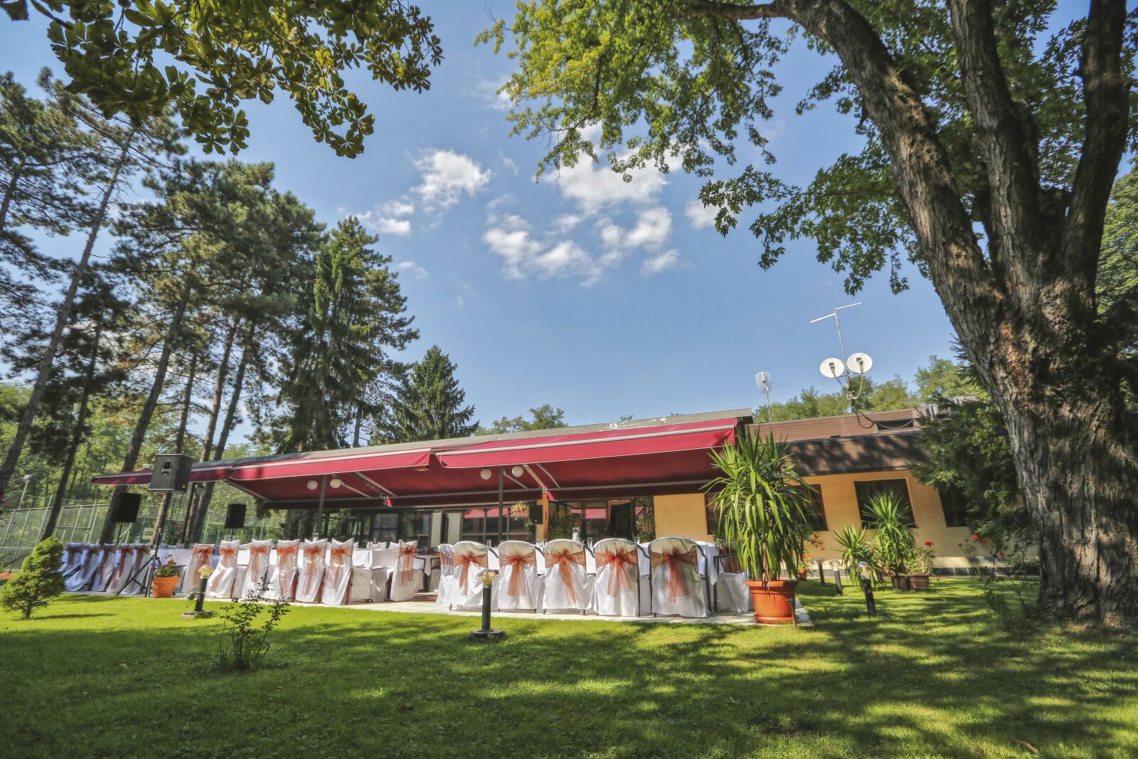 Canon EF 16-35mm F2.8L II USM sample photo. Ceremony, exterior, park, restaurant photography