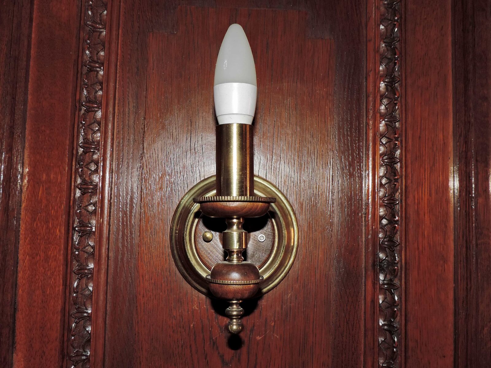 Nikon Coolpix P520 sample photo. Electricity, lamp, device, door photography