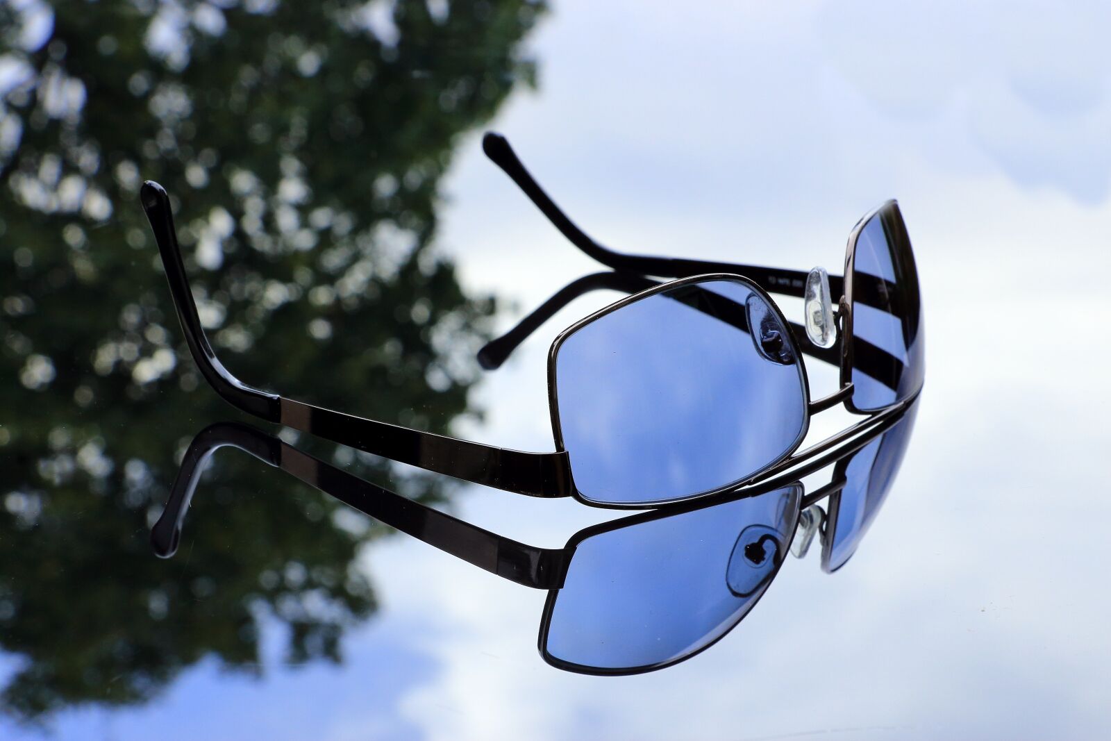 Canon EOS 700D (EOS Rebel T5i / EOS Kiss X7i) sample photo. Glasses, sunglasses, mirroring photography