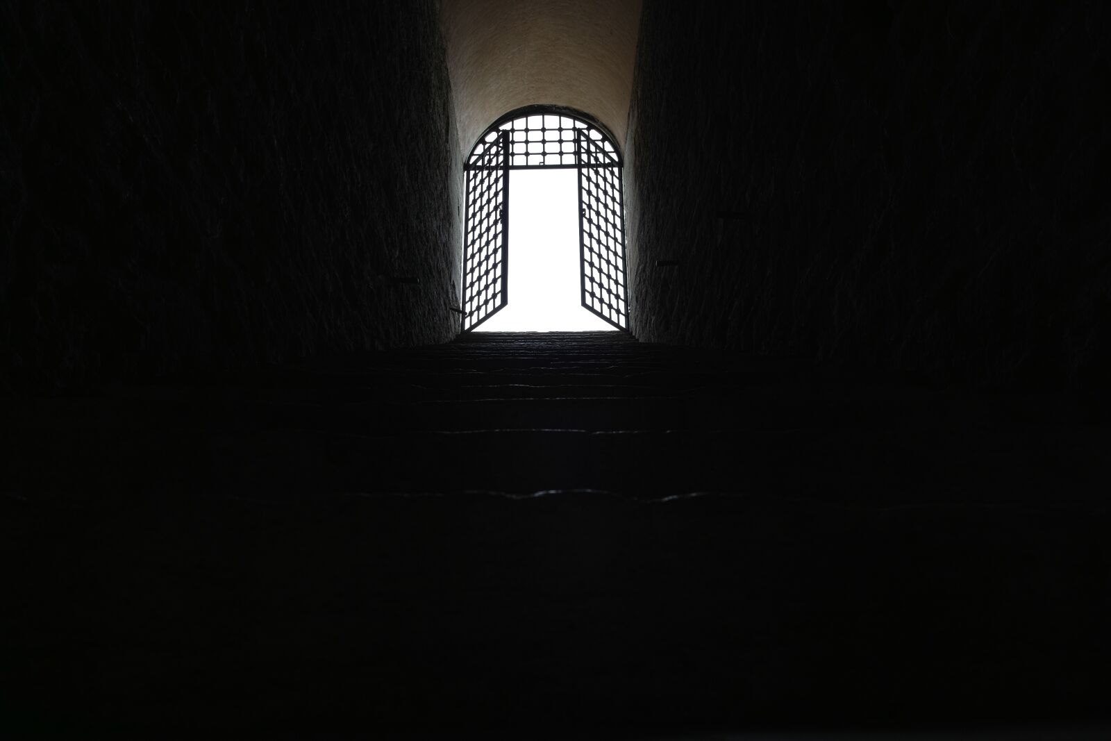 Sigma DP1 Merrill sample photo. Window, dark, old photography