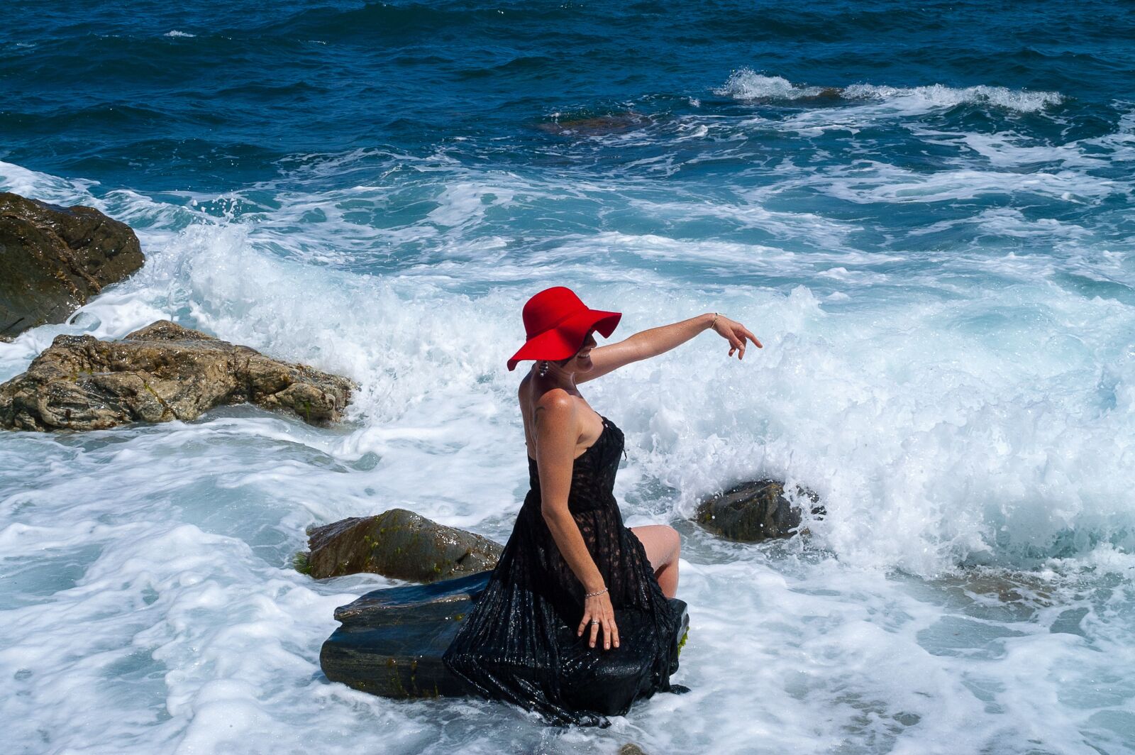 KONICA MINOLTA DYNAX 7D sample photo. Sea, wave, hat photography