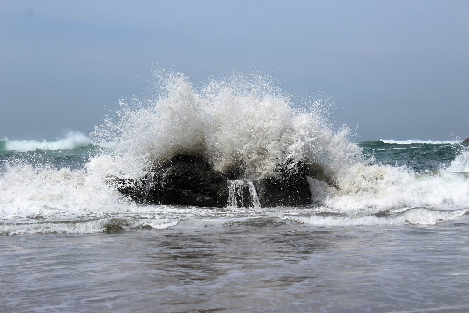 Canon EOS 1200D (EOS Rebel T5 / EOS Kiss X70 / EOS Hi) sample photo. Crashing, wave, ocean, wave photography