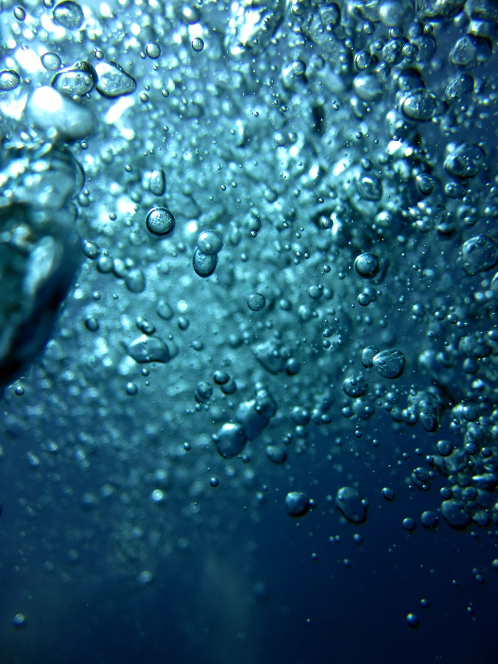 Canon IXUS 117 HS sample photo. Underwater, air, air bubbles photography