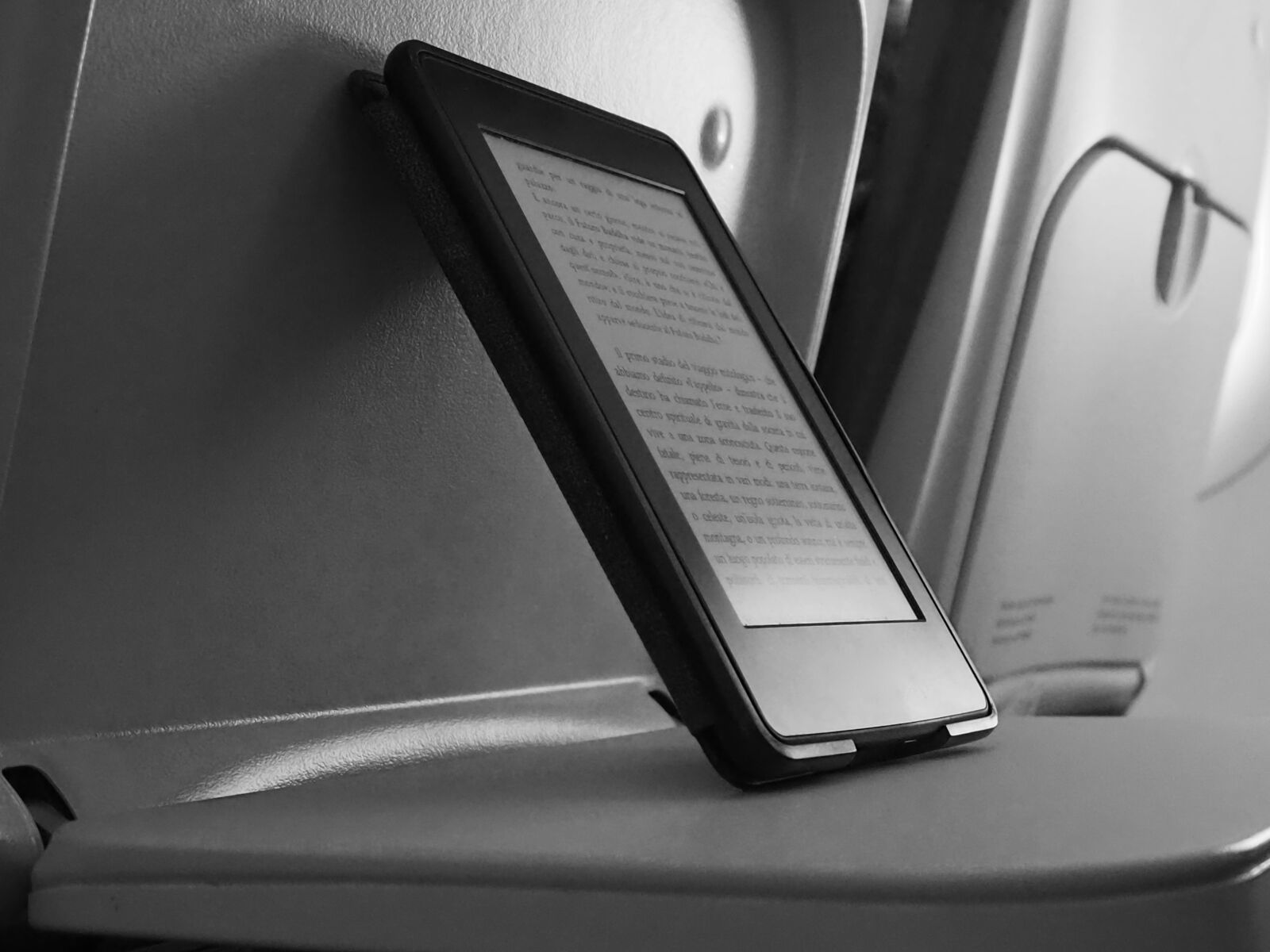 Olympus OM-D E-M10 III sample photo. Book, reading, kindle photography