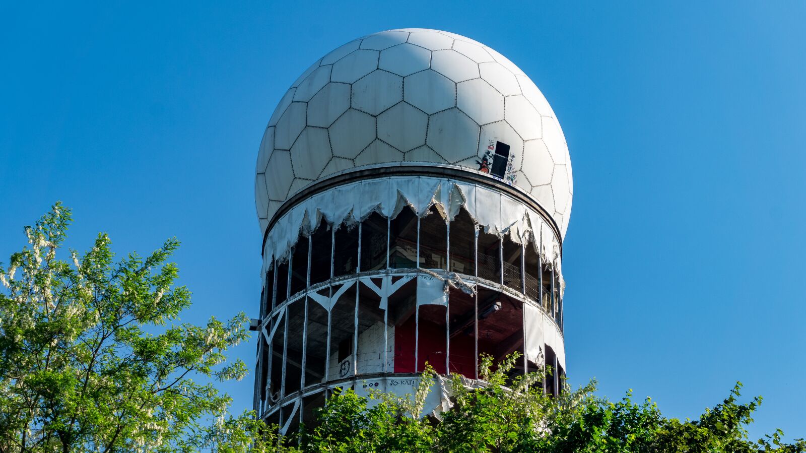 Sony Alpha a5000 (ILCE 5000) sample photo. Nature, radar station, abandoned photography