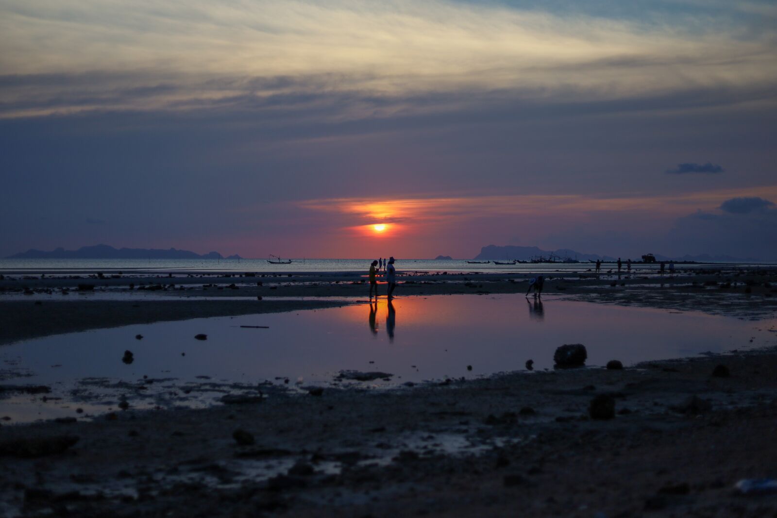 Canon EOS RP + Canon EF 50mm F1.8 STM sample photo. Samui, sunset, people photography