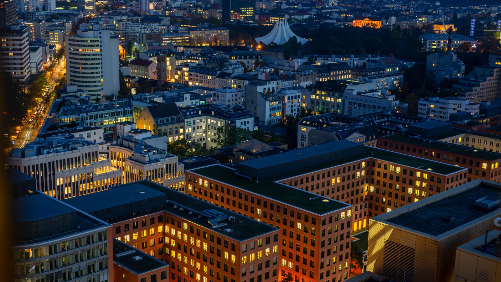 Sony a7 II + Sony FE 28-70mm F3.5-5.6 OSS sample photo. Berlin, night photograph, long photography