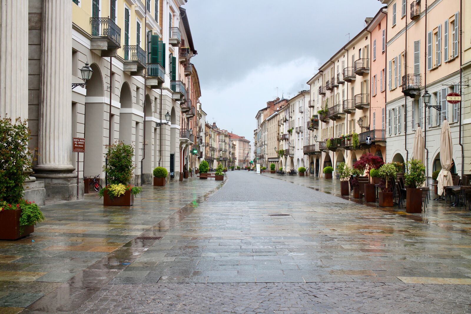 Canon EOS M sample photo. Cityscape, via ancient, rain photography