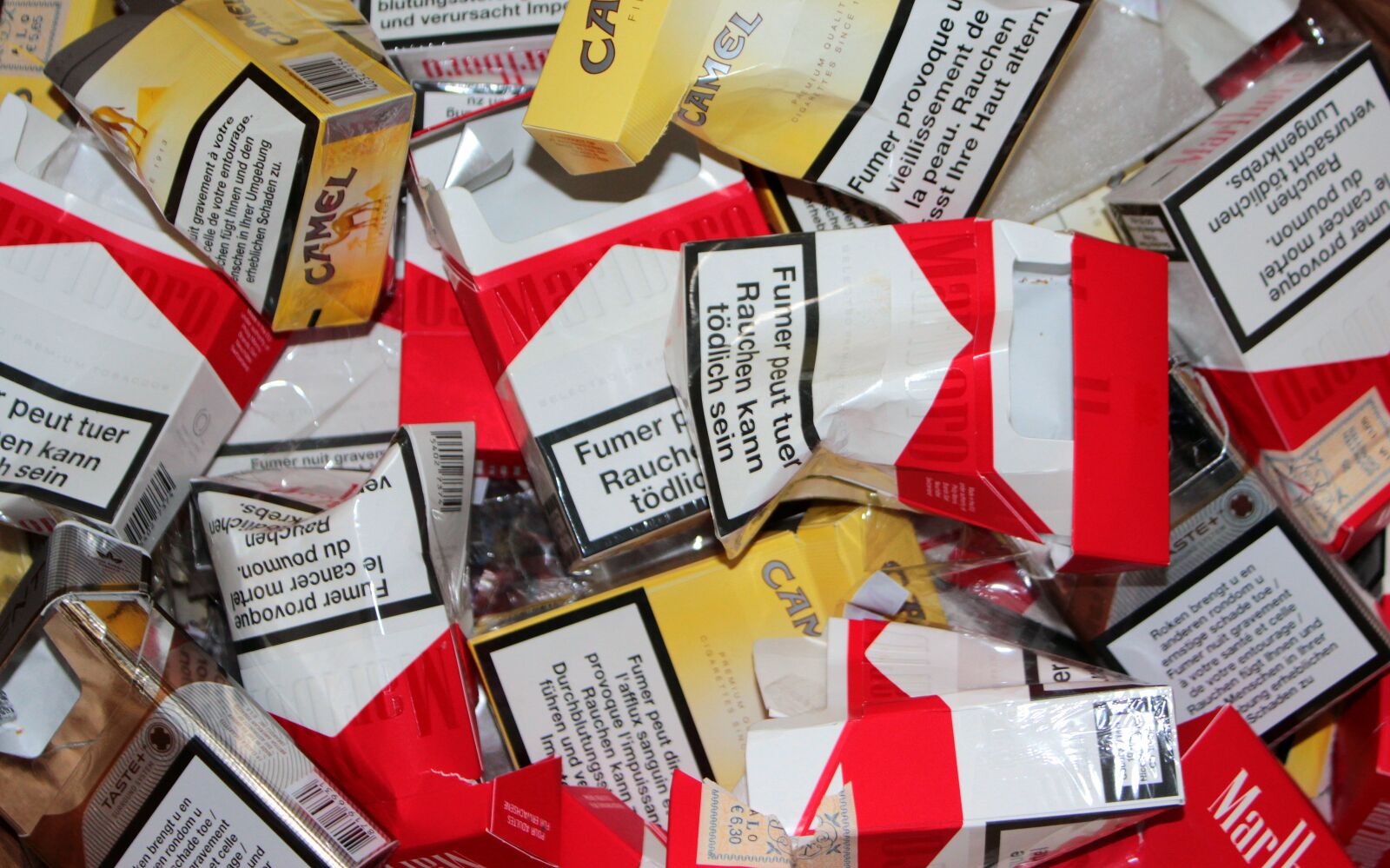 Canon EOS 650D (EOS Rebel T4i / EOS Kiss X6i) sample photo. Cigarette box, empty, unhealthy photography