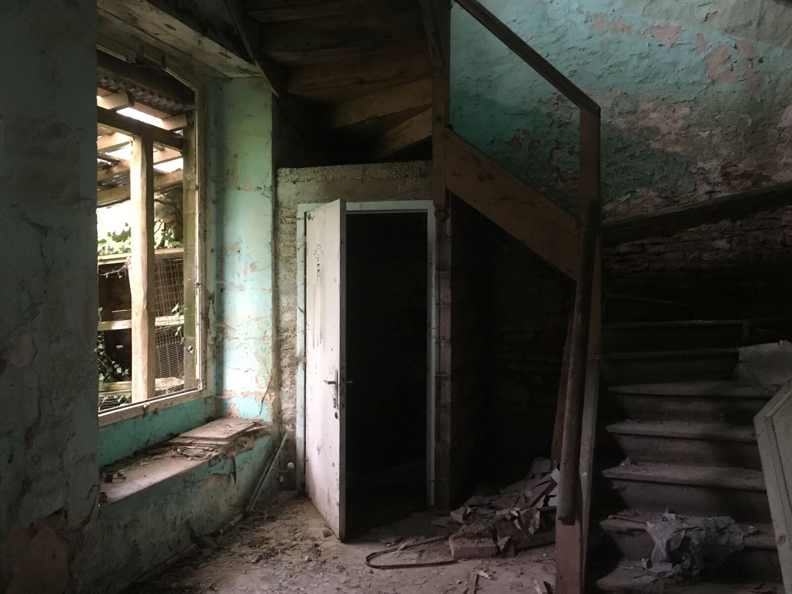 Apple iPhone 6s sample photo. Chaumont, urbex, house photography