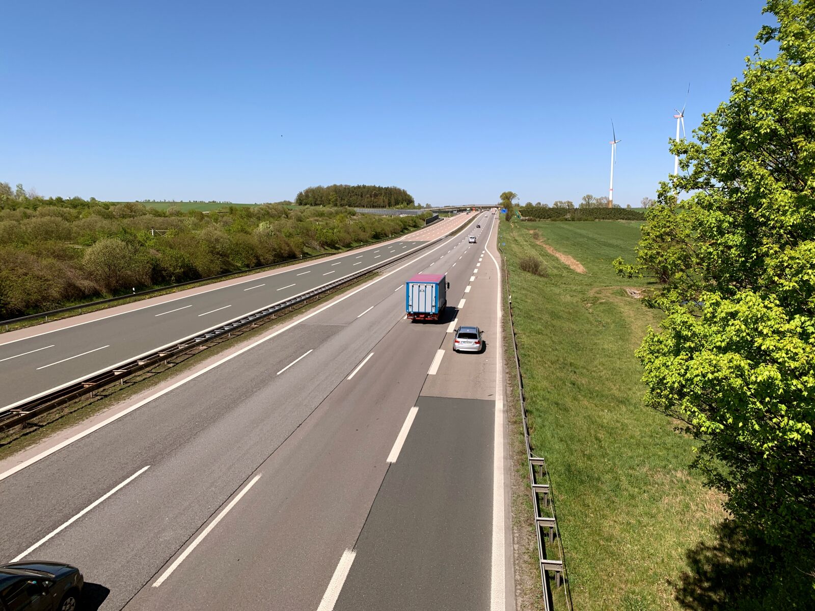 iPhone XS back dual camera 4.25mm f/1.8 sample photo. Highway, horizon, road photography