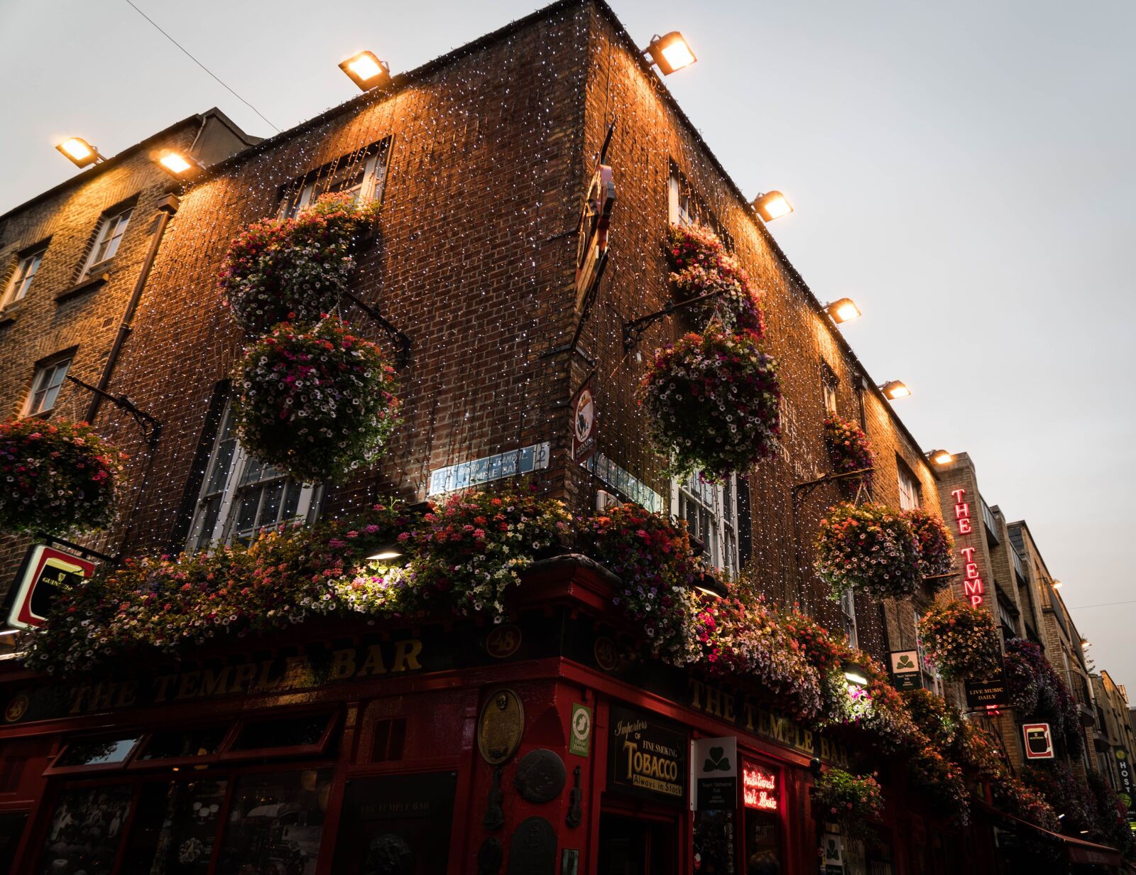 Sony a6500 + Sony Vario-Tessar T* E 16-70mm F4 ZA OSS sample photo. Temple bar, bar, dublin photography