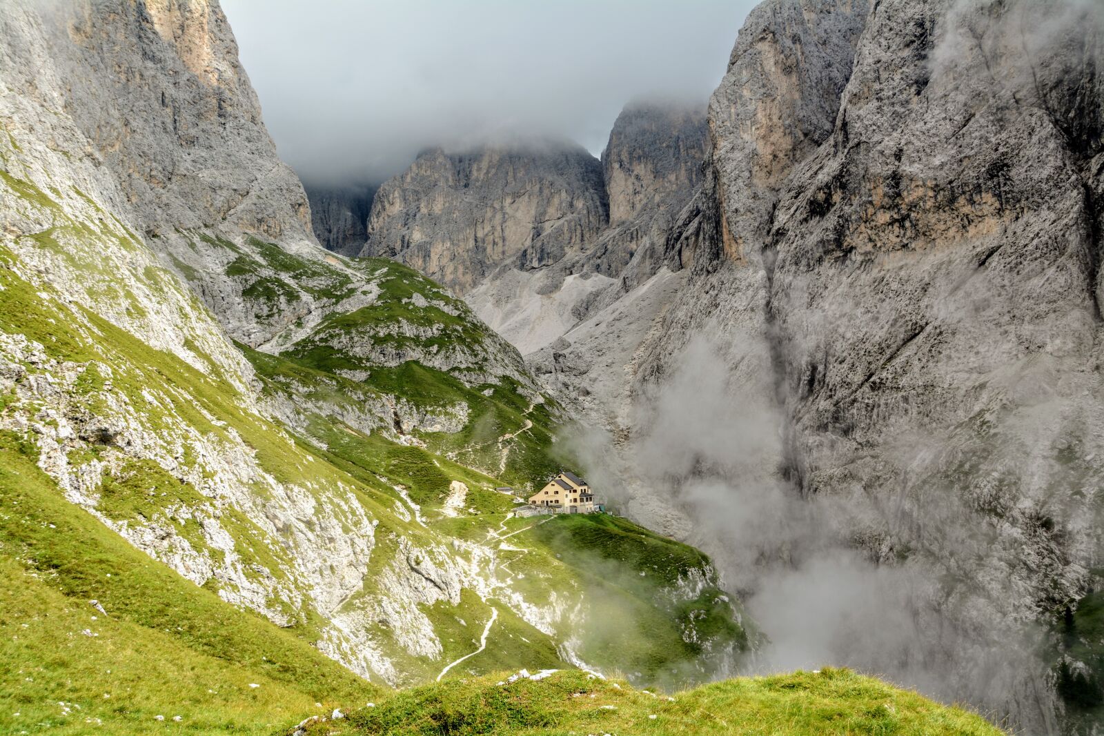 Nikon D7100 sample photo. Dolomites, refuge, fog photography