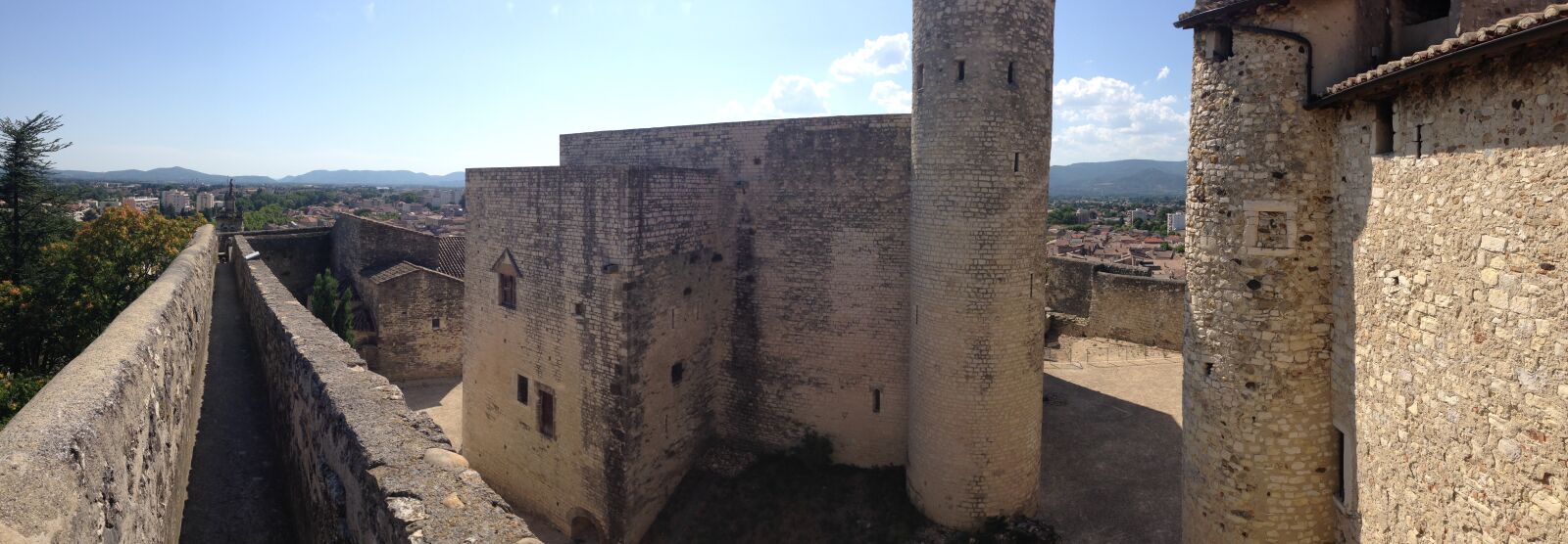 iPhone 5 back camera 4.12mm f/2.4 sample photo. Perpignan, castle, village photography
