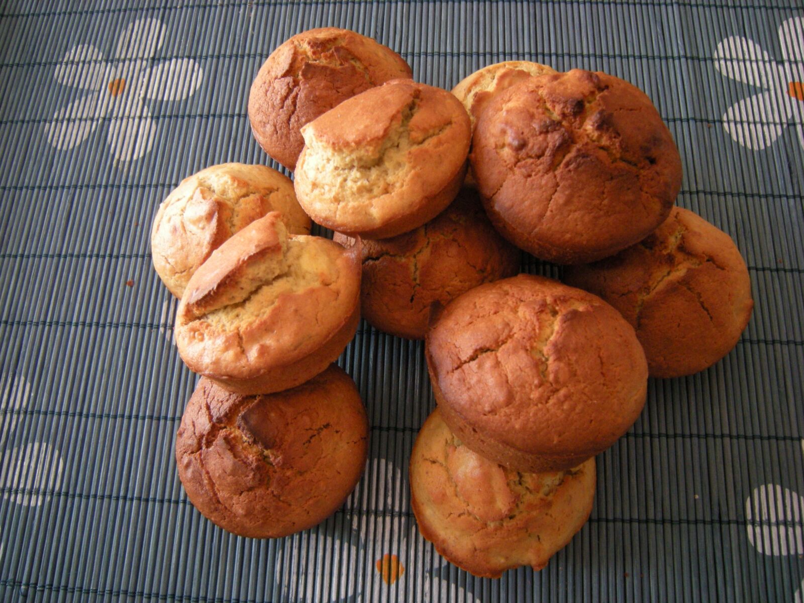 Nikon COOLPIX P50 sample photo. Sweet, breakfast, goodness photography